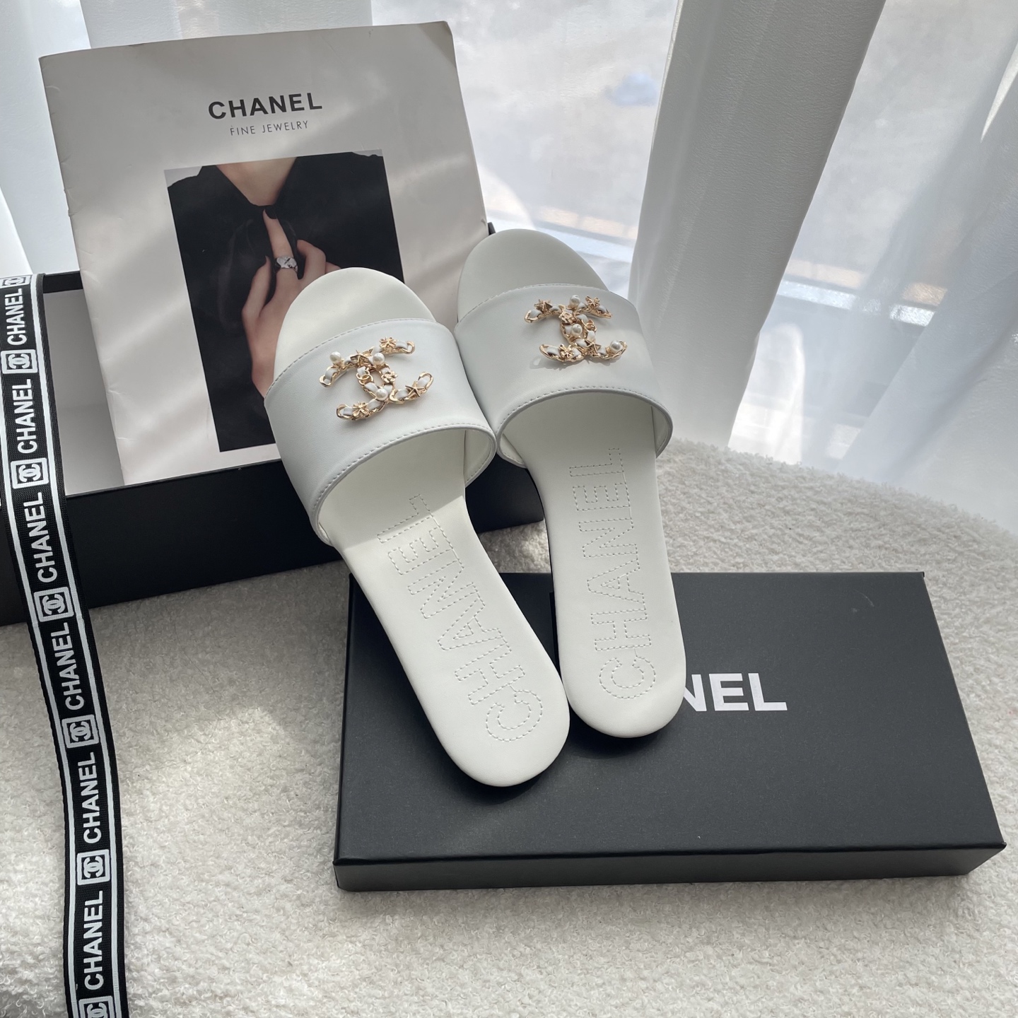 [TOP] CHANEL Flat Sandals - White