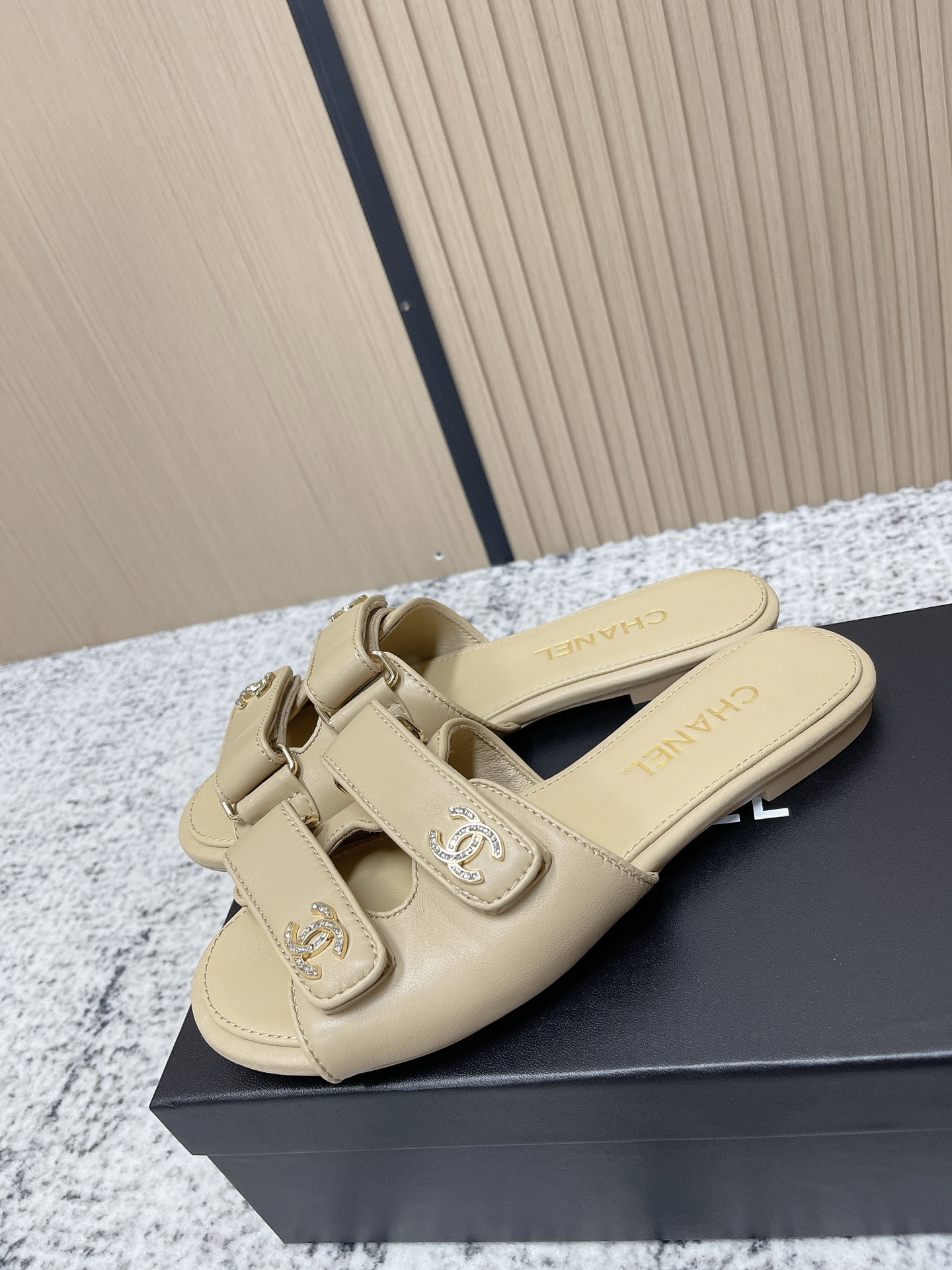 [TOP] CHANEL  Sandals - Khaki
