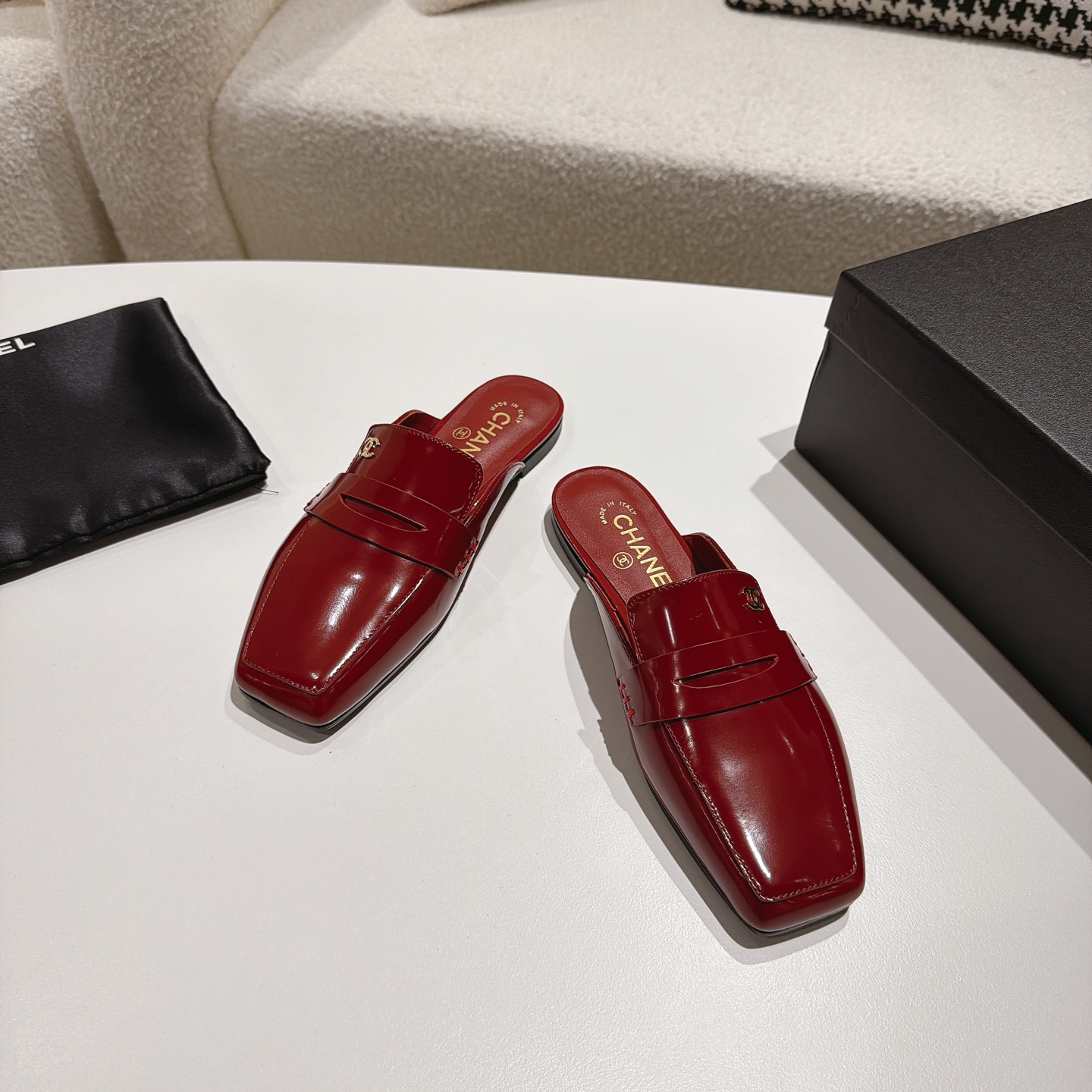 [TOP] CHANEL Cowhide Slippers - Red - 711 Luxury