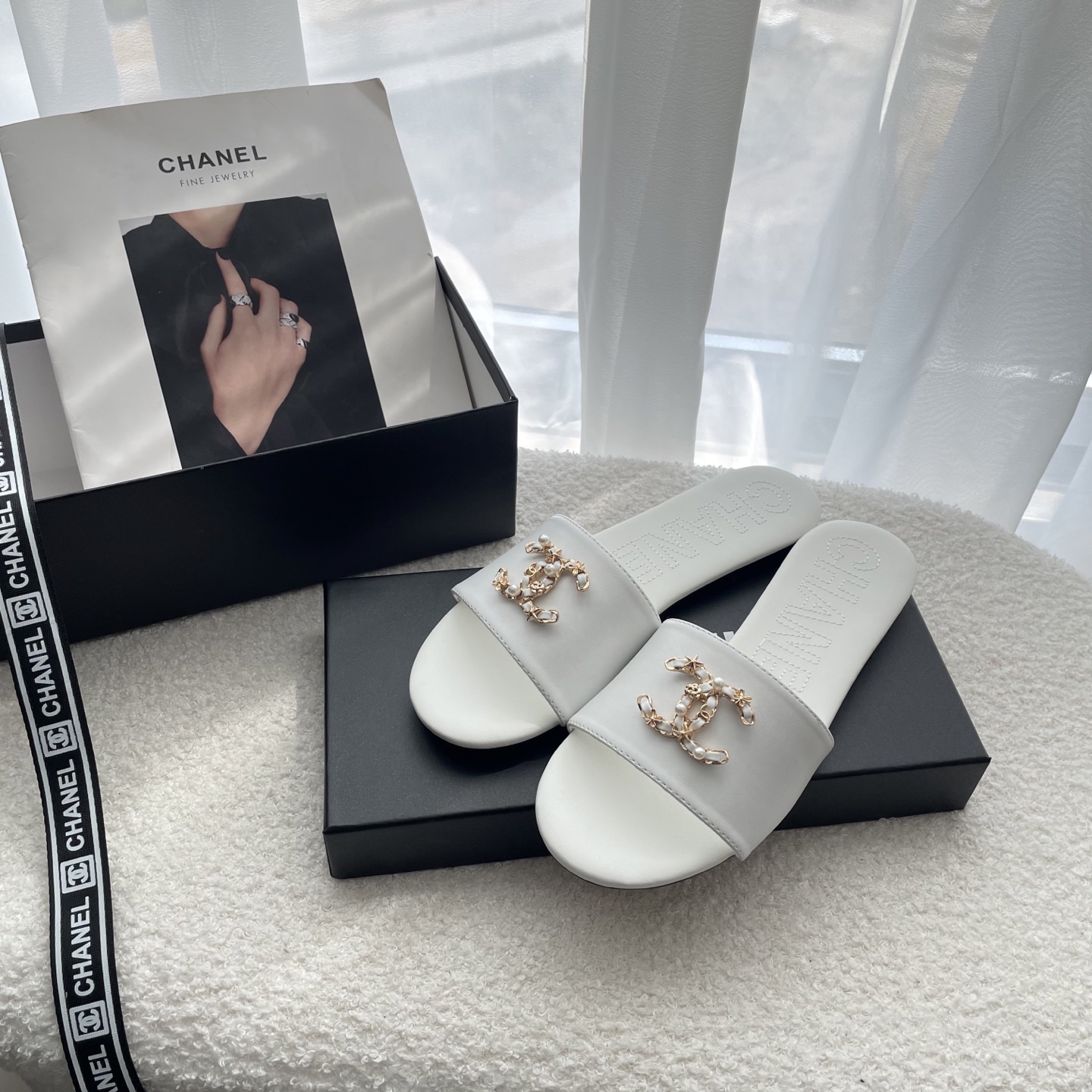 [TOP] CHANEL Flat Sandals - White