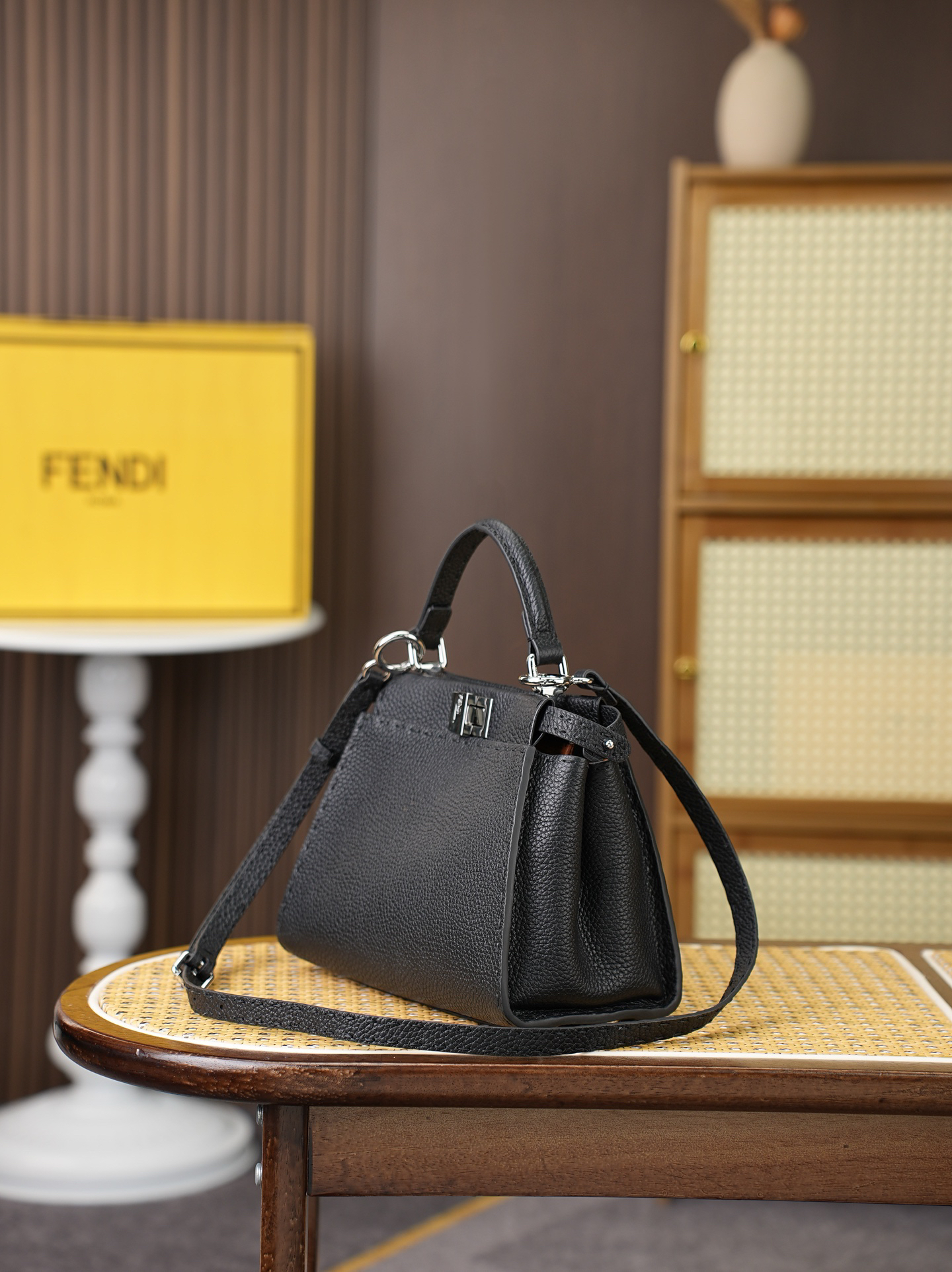 [TOP] FENDI Peekaboo Bag 23x11x18cm - Black - 711 Luxury