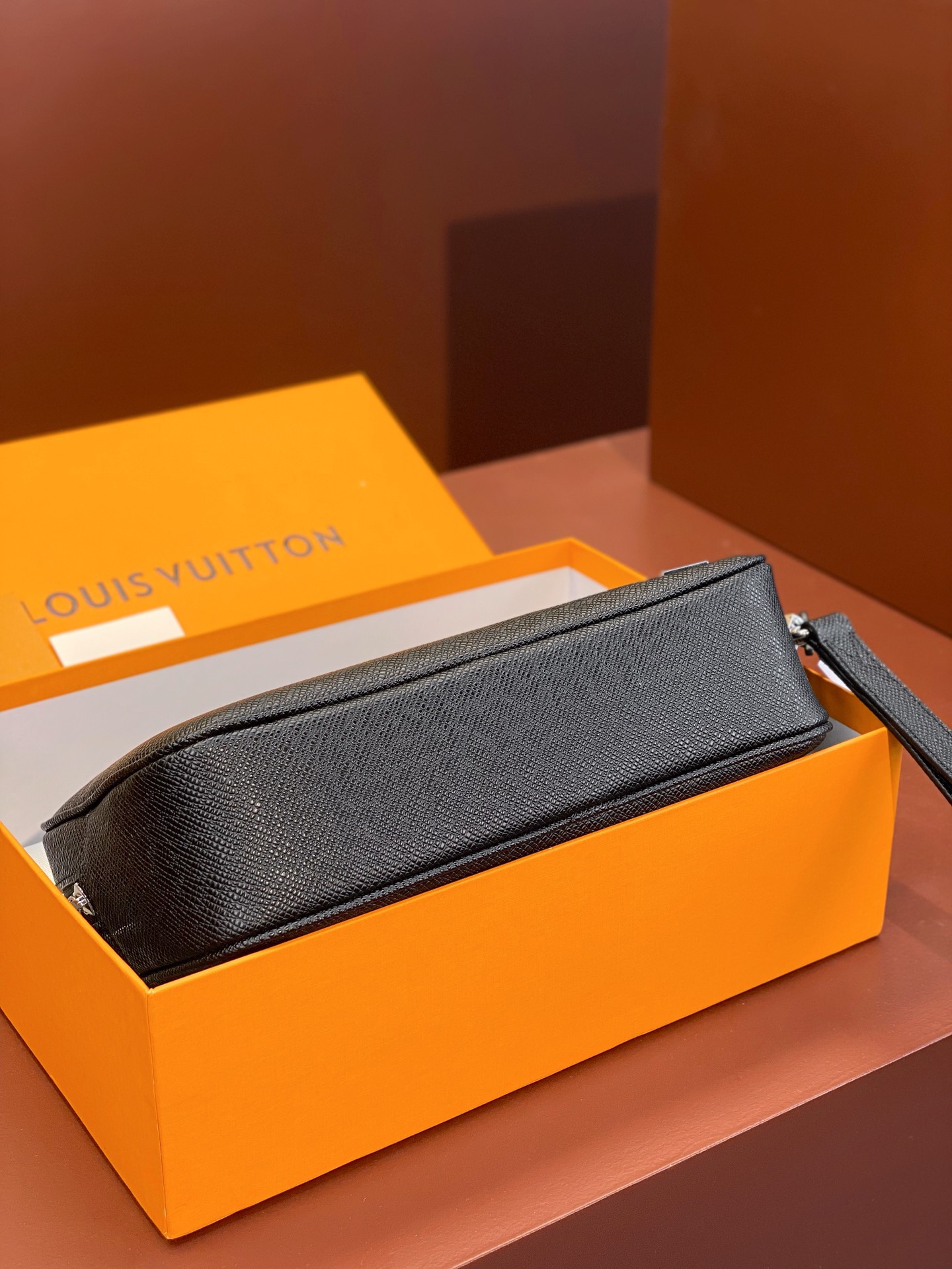 [TOP] Louis Vuitton LV Kasai Bag 25x15.5x6.5cm Taïga Leather - Black