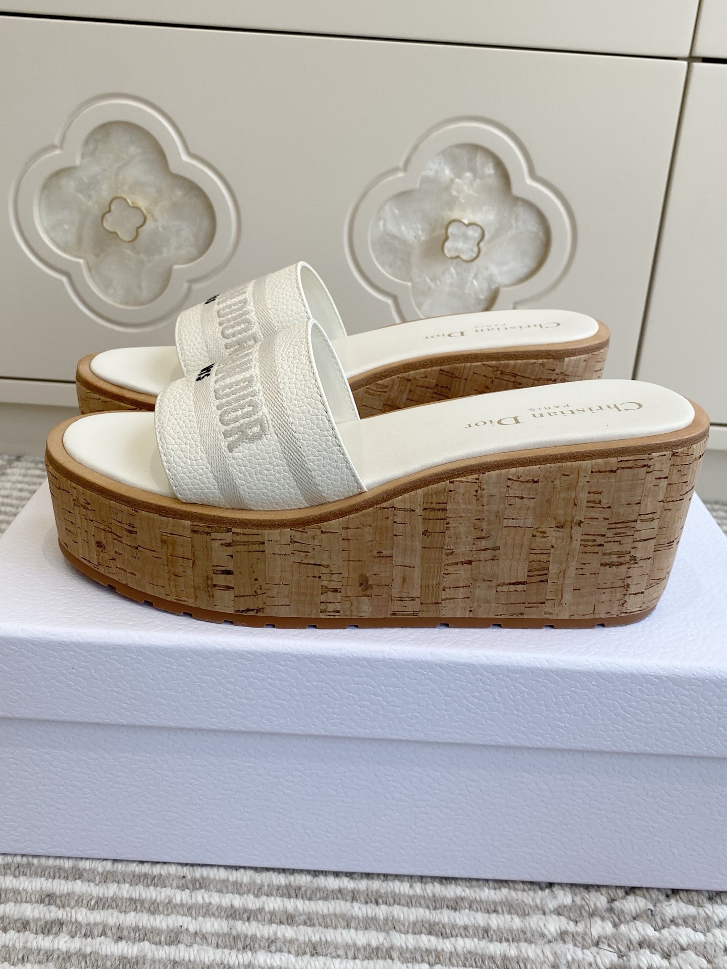 [TOP] Christian Dior Slippers - White - 711 Luxury