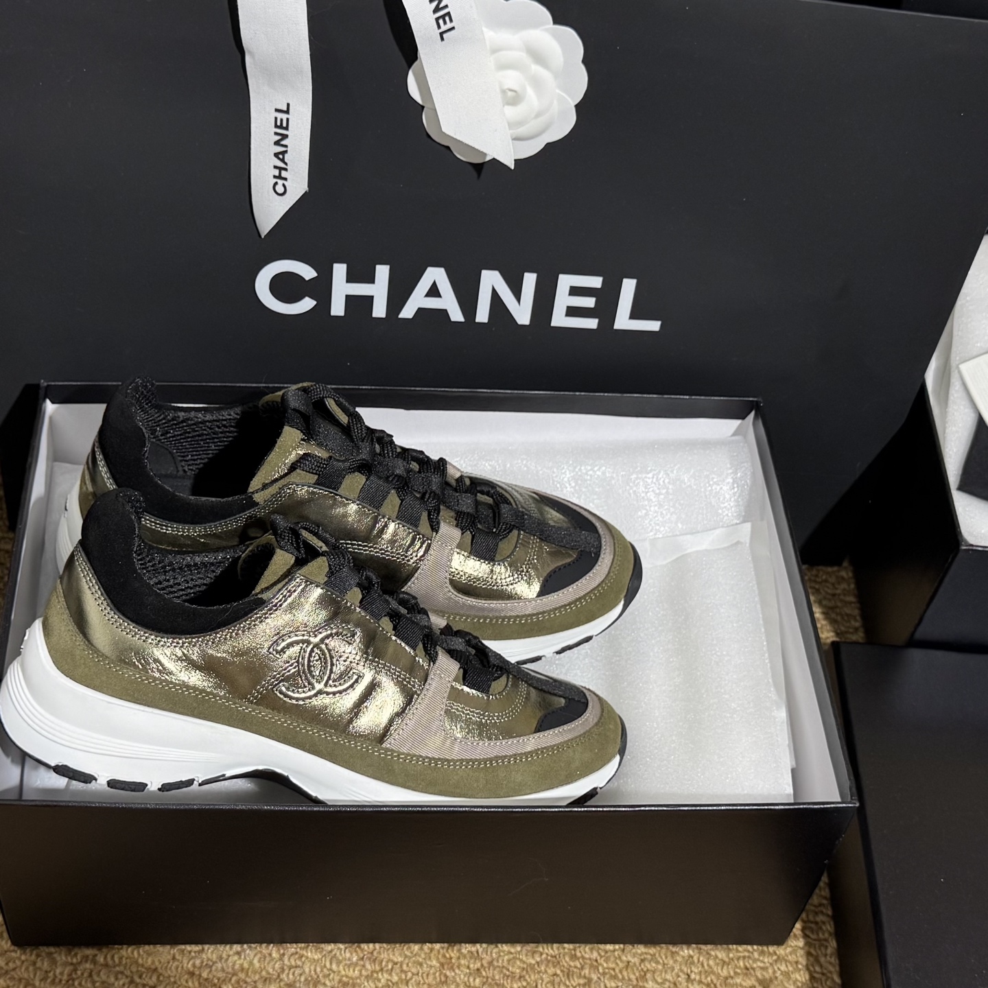 [TOP] CHANEL Sneakers - Gold