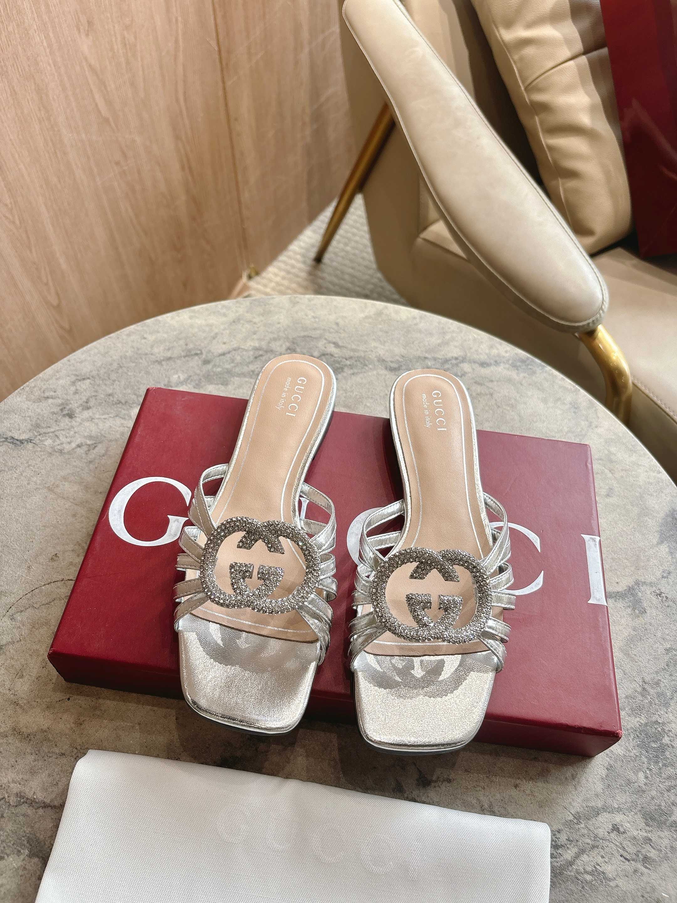[TOP] GUCCI Flat-soled Slippers - Sliver - 711 Luxury