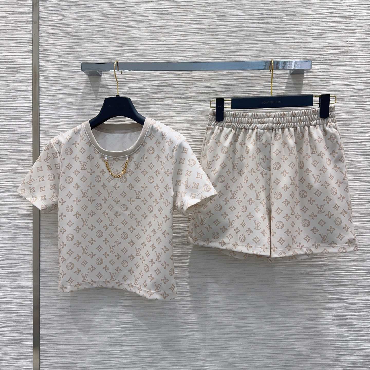 [TOP] Louis Vuitton LV T-shirt + Shorts Set - White