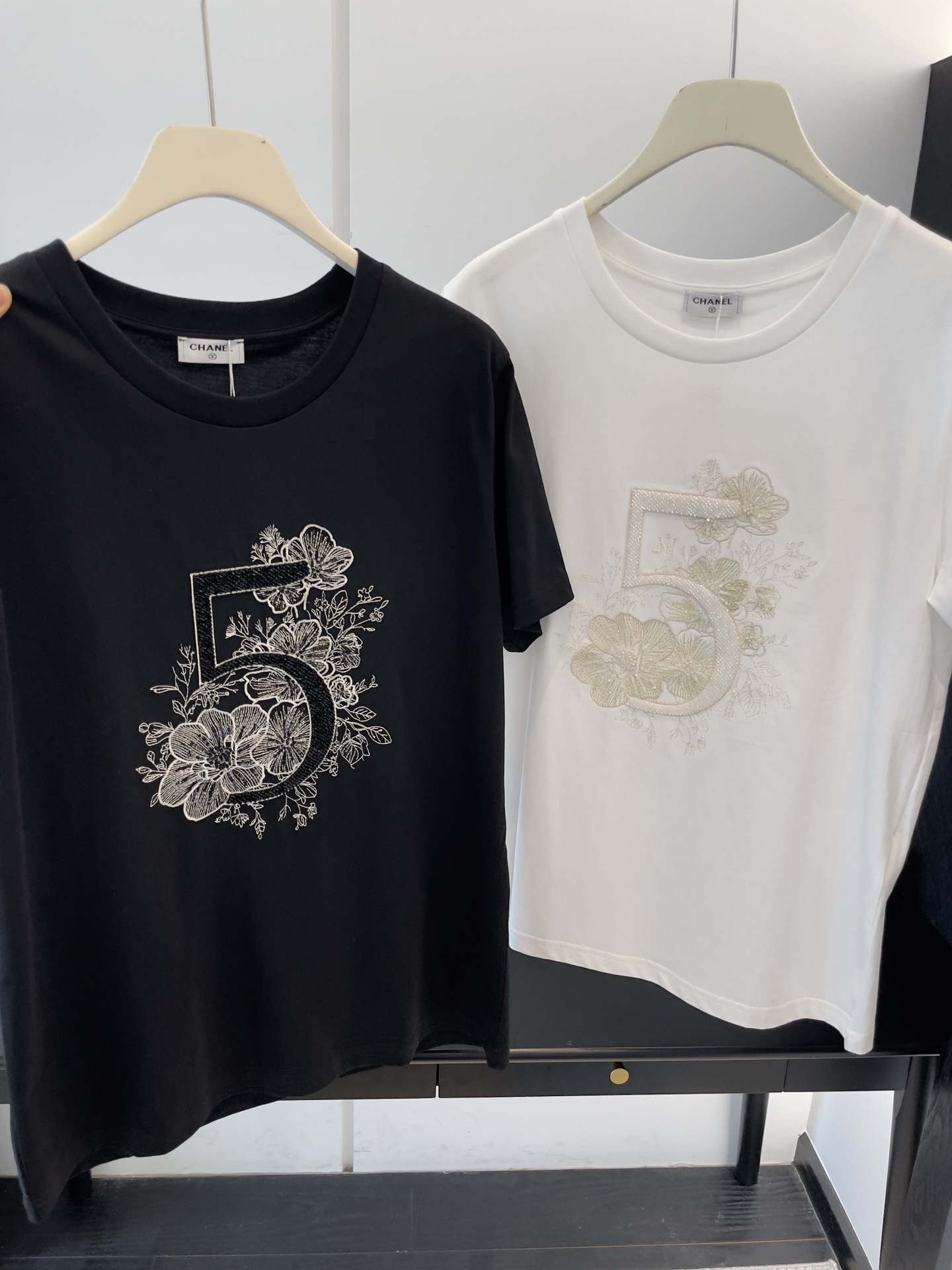 [TOP] CHANEL T-shirt - 2 Colors - 711 Luxury