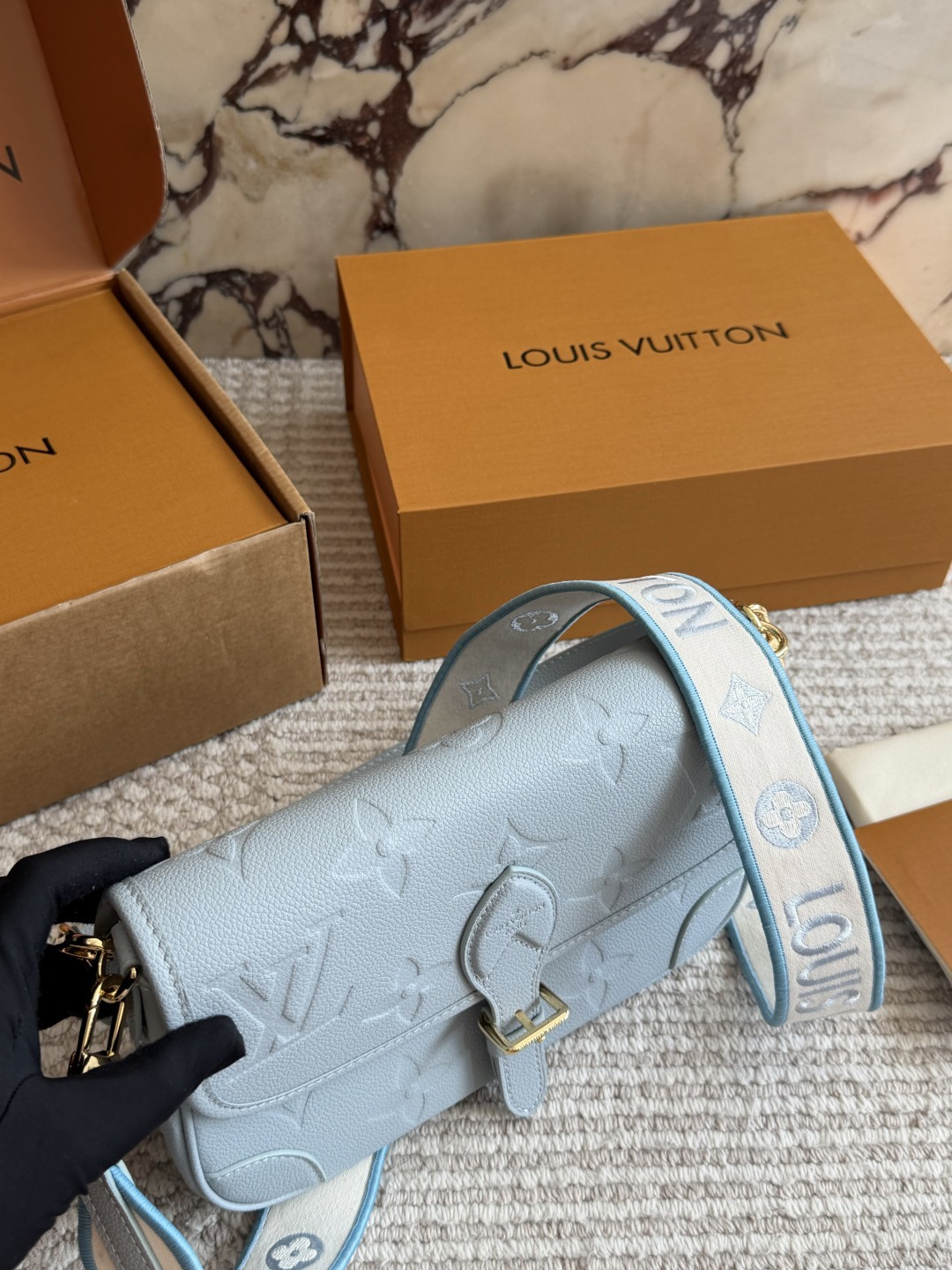 Louis Vuitton Diane Crossbody Bag with Leather Strap and Monogram Pattern (Replica)