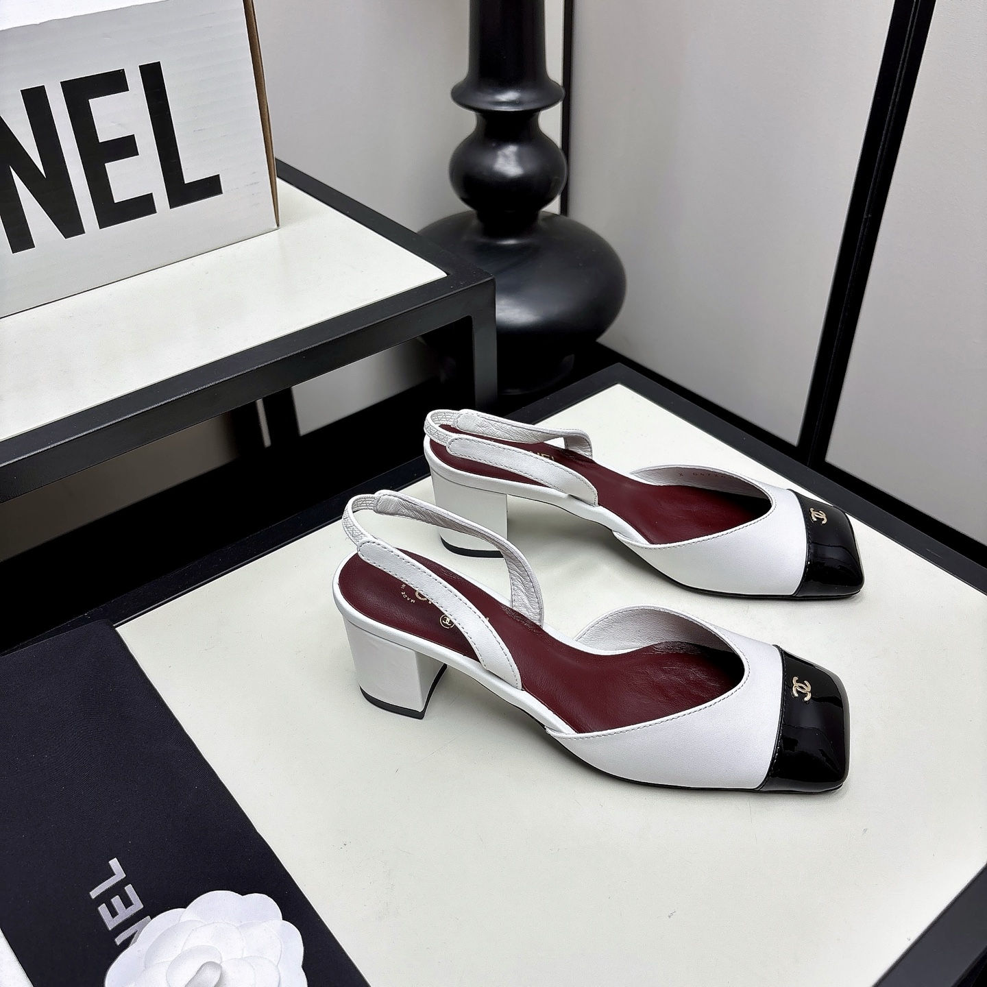 [TOP] CHANEL Mules - White - 711 Luxury