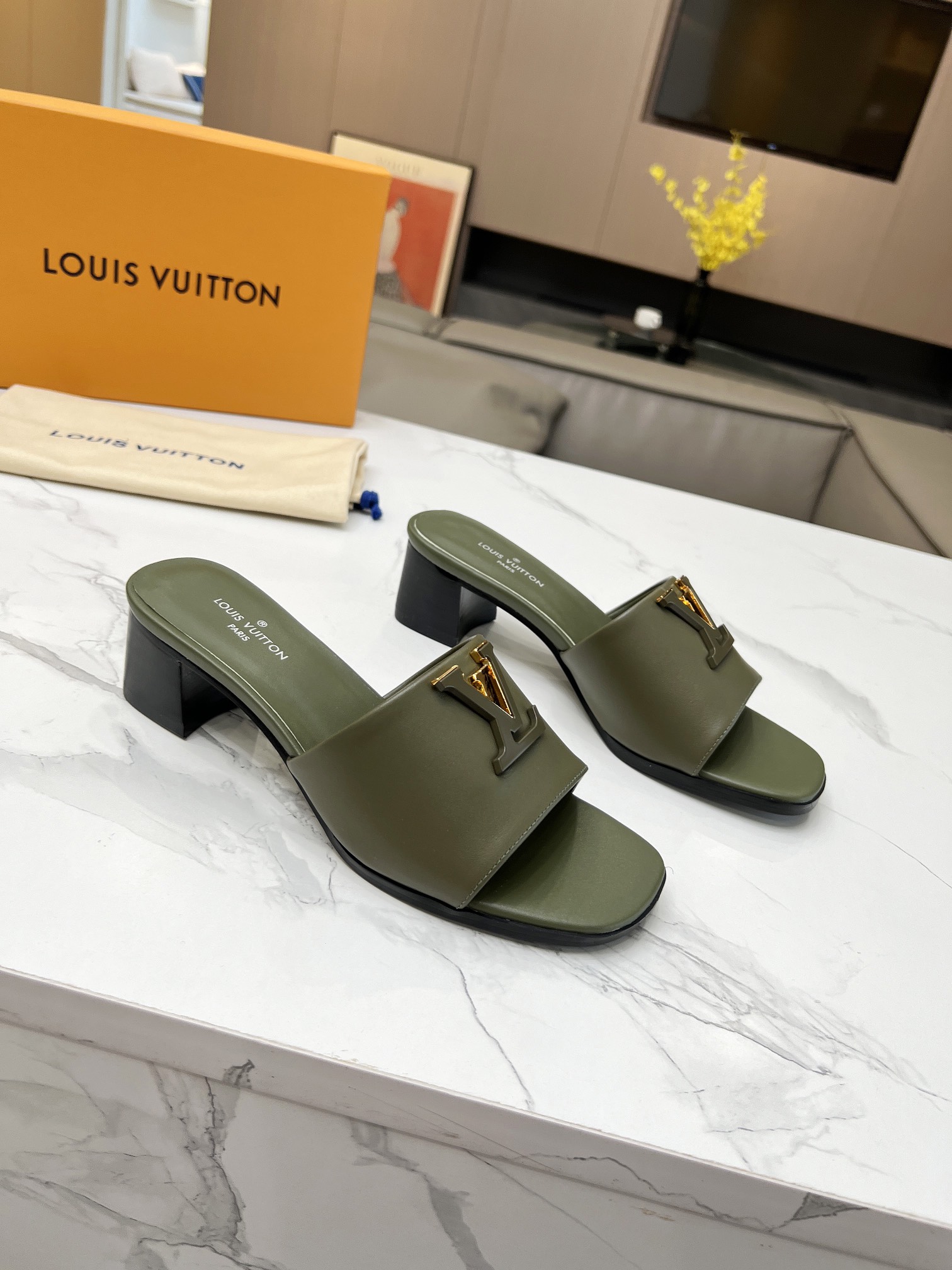 [TOP] Louis Vuitton LV Slippers - Green - 711 Luxury