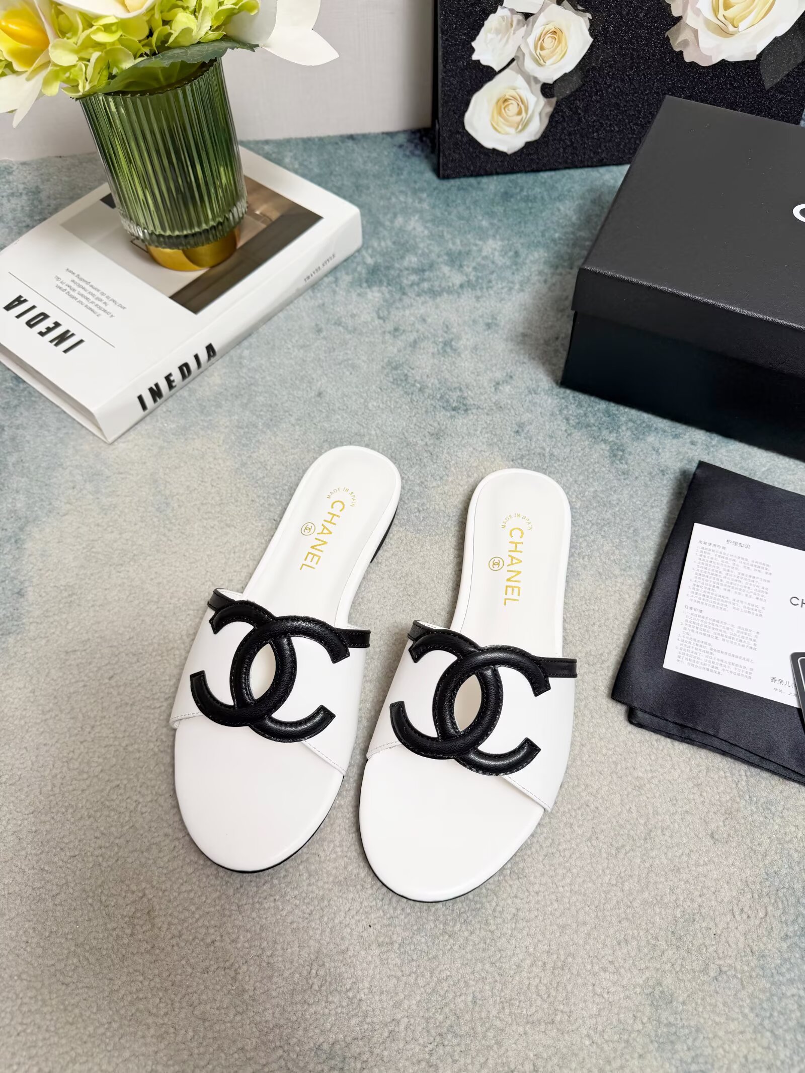[TOP] CHANEL CC Slippers Cowhide - White - 711 Luxury