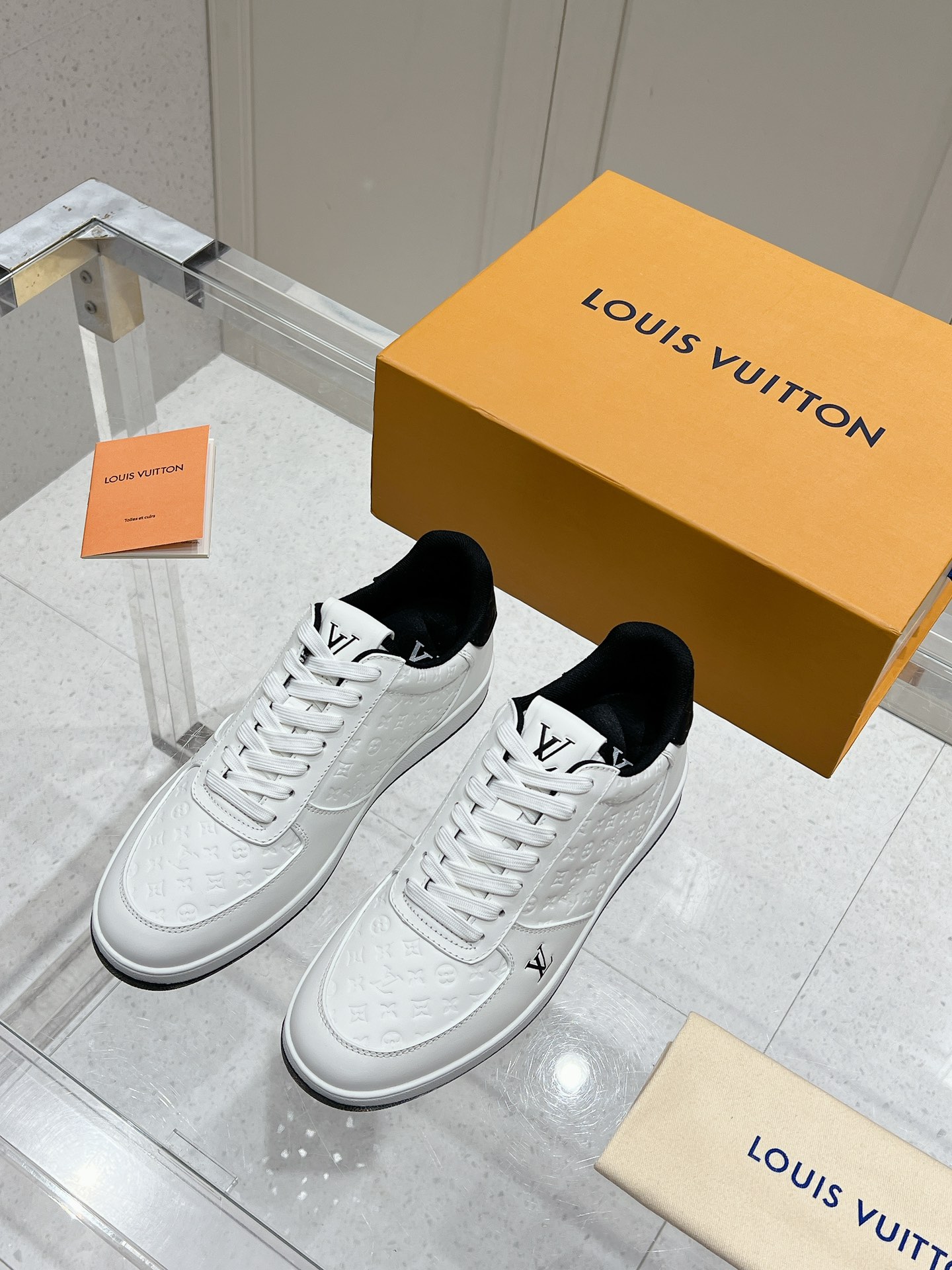 [TOP] Louis Vuitton LV Men's Casual Shoes - White and Black - 711 Luxury