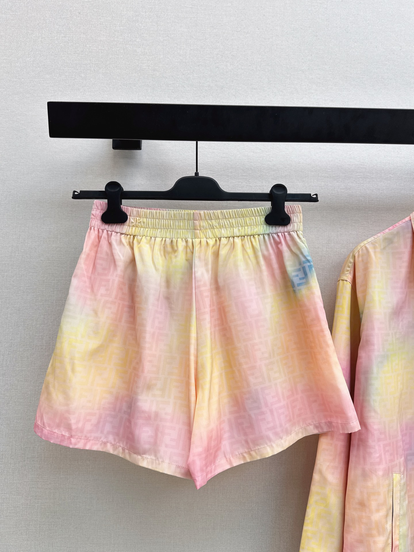 [TOP] FENDI Gradient Color FF Print Collared Shirt + Shorts Set - Pink