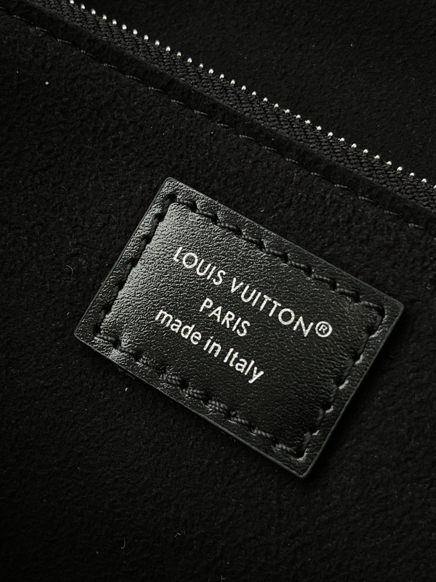 [TOP] Louis Vuitton LV Monogram Saga Trunkie  Bag  27 × 16 × 8 cm - Black