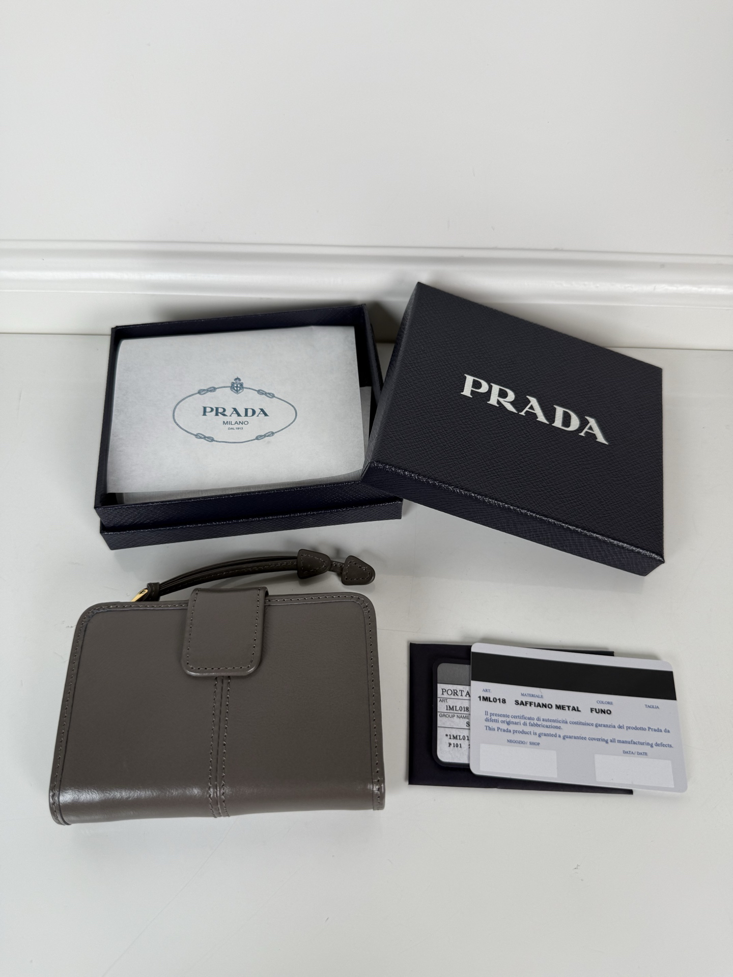 [TOP] PRADA Wallet 12 x 8cm - Grey - 711 Luxury