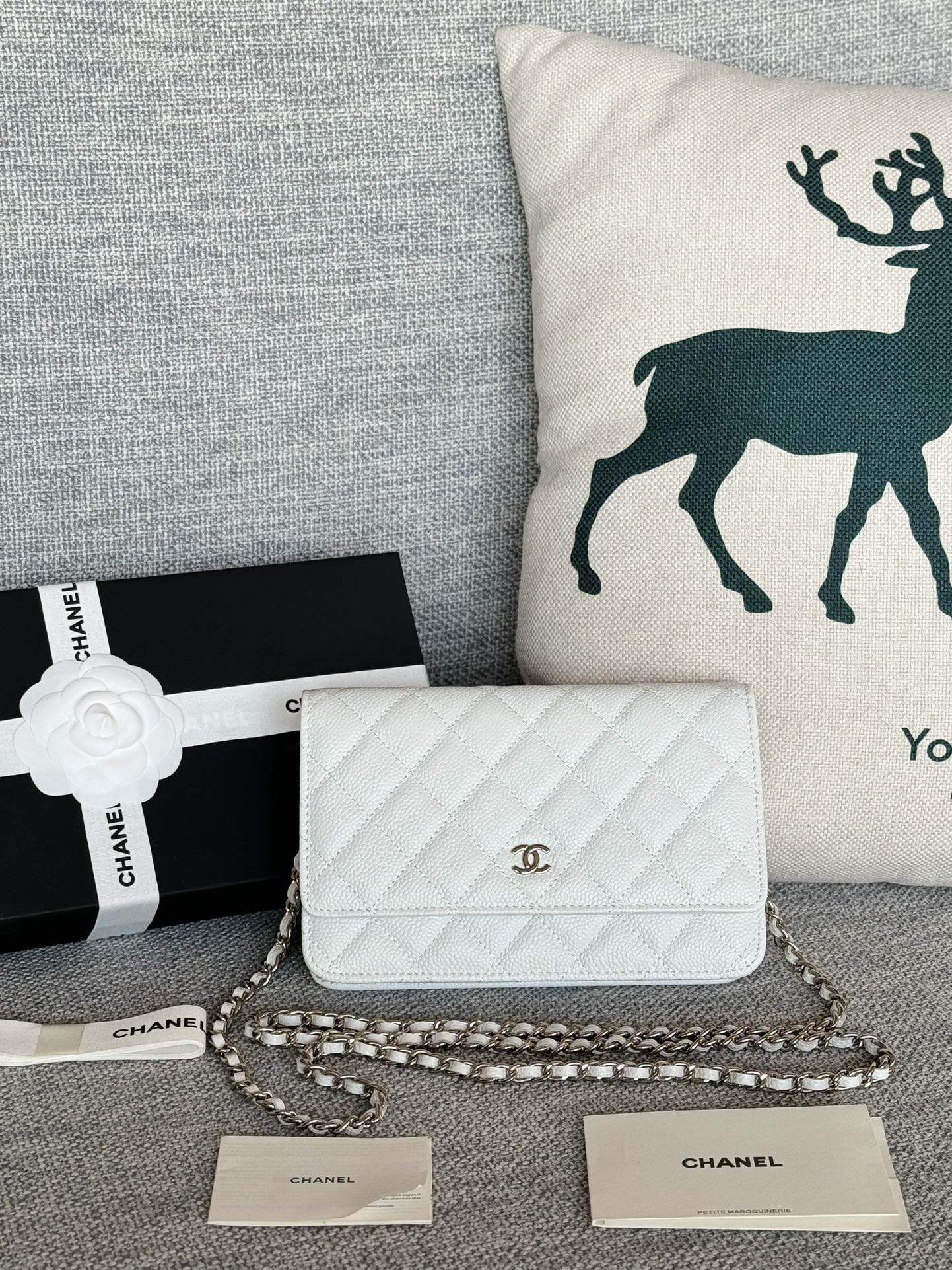 [TOP] CHANEL Woc Bag Cowhide 19x12x3cm - White & SHW - 711 Luxury