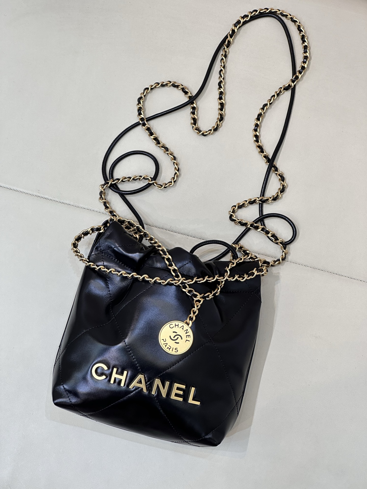 [TOP] CHANEL 22 Bag 20x22x6.5cm - Black & GHW - 711 Luxury