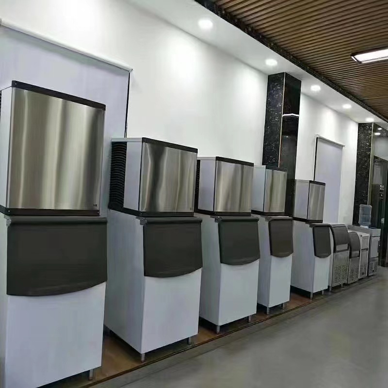 24-hour ice making capacity 350kg ice maker.