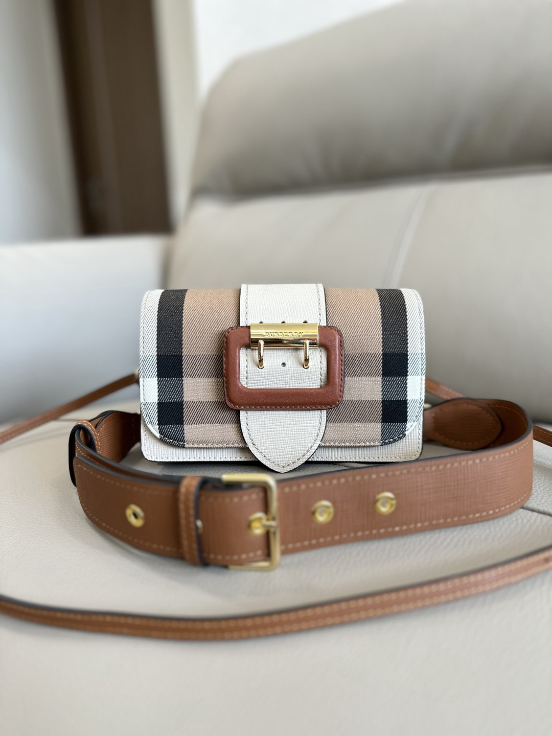[TOP] BURBERRY The Buckle Bag 19.5x5x12cm - Khaki and White - 711 Luxury