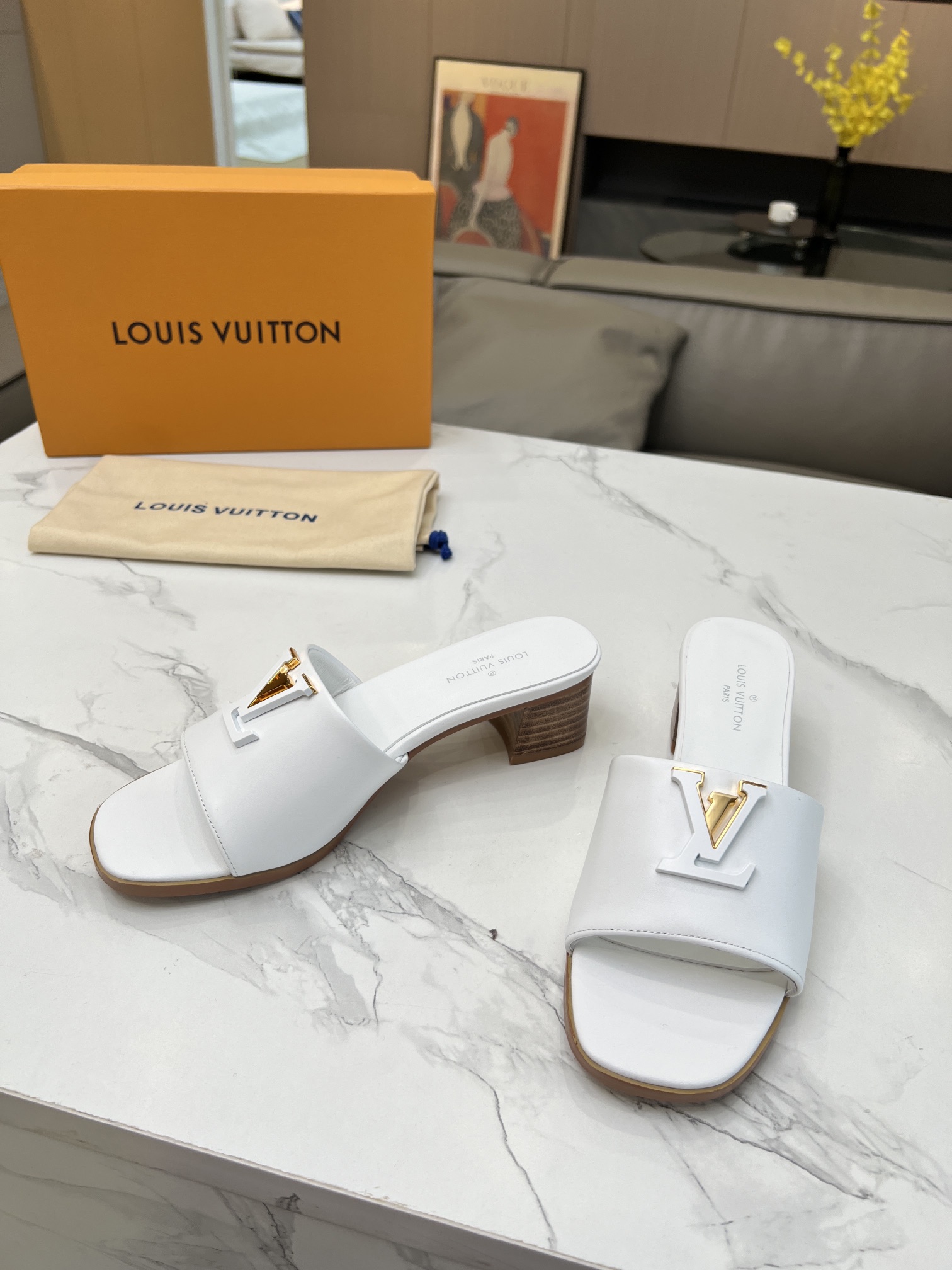[TOP] Louis Vuitton LV Slippers - White - 711 Luxury