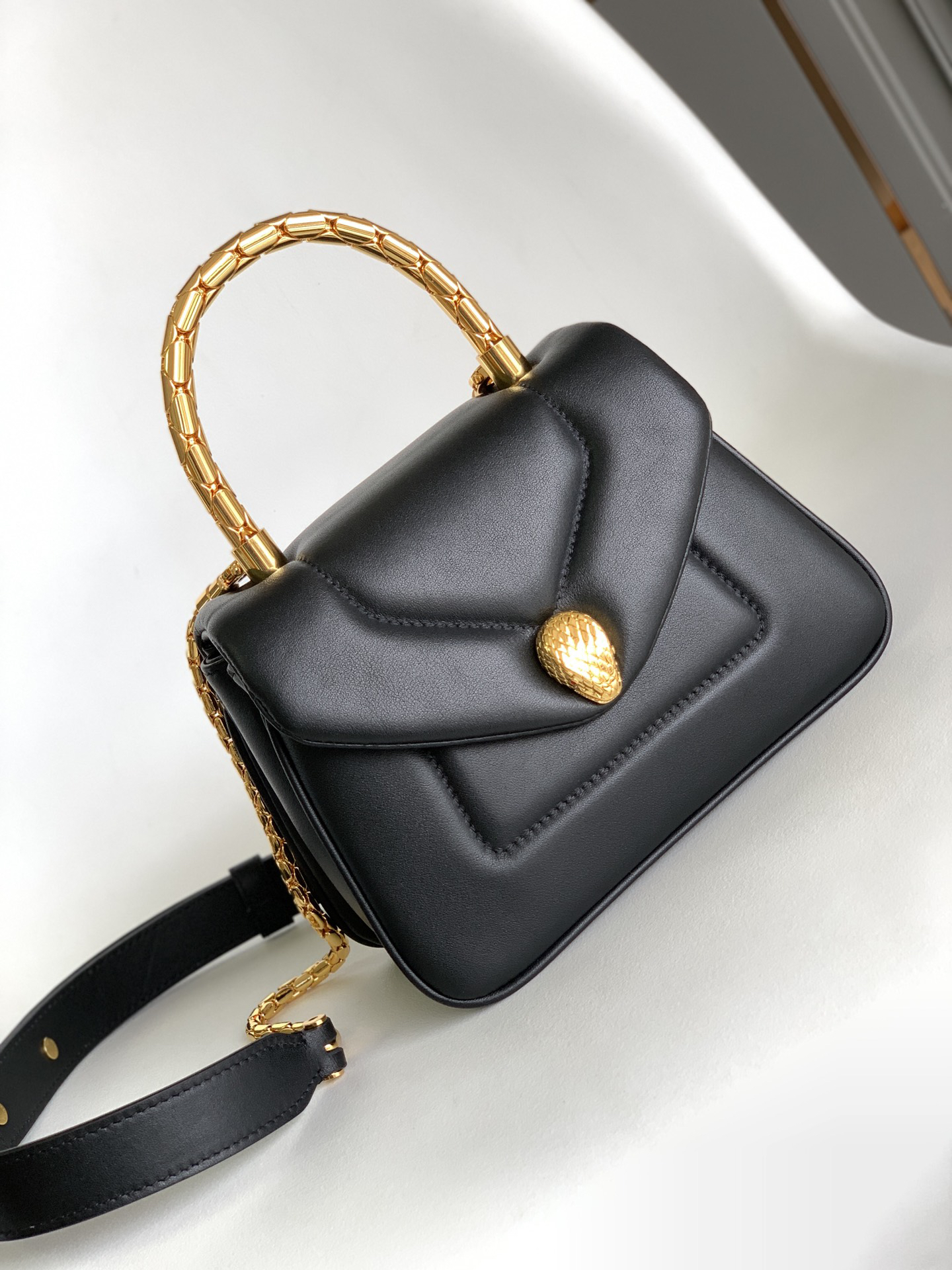 [TOP] BVLGARI Serpenti Reverse Bag Calfskin 20x14x10cm - Black