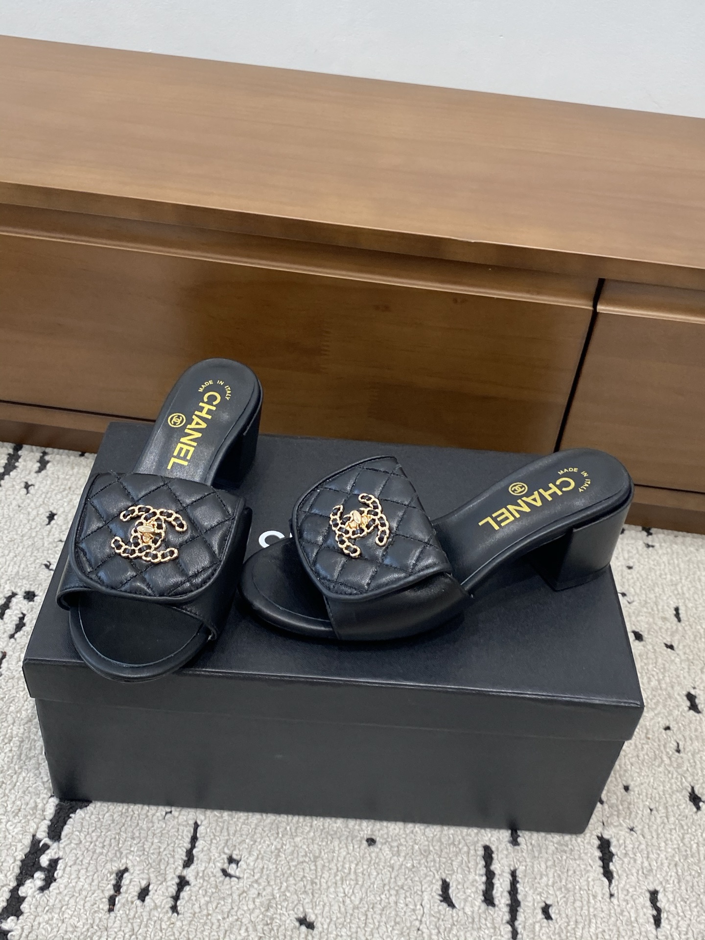 [TOP] CHANEL Slippers - Black - 711 Luxury