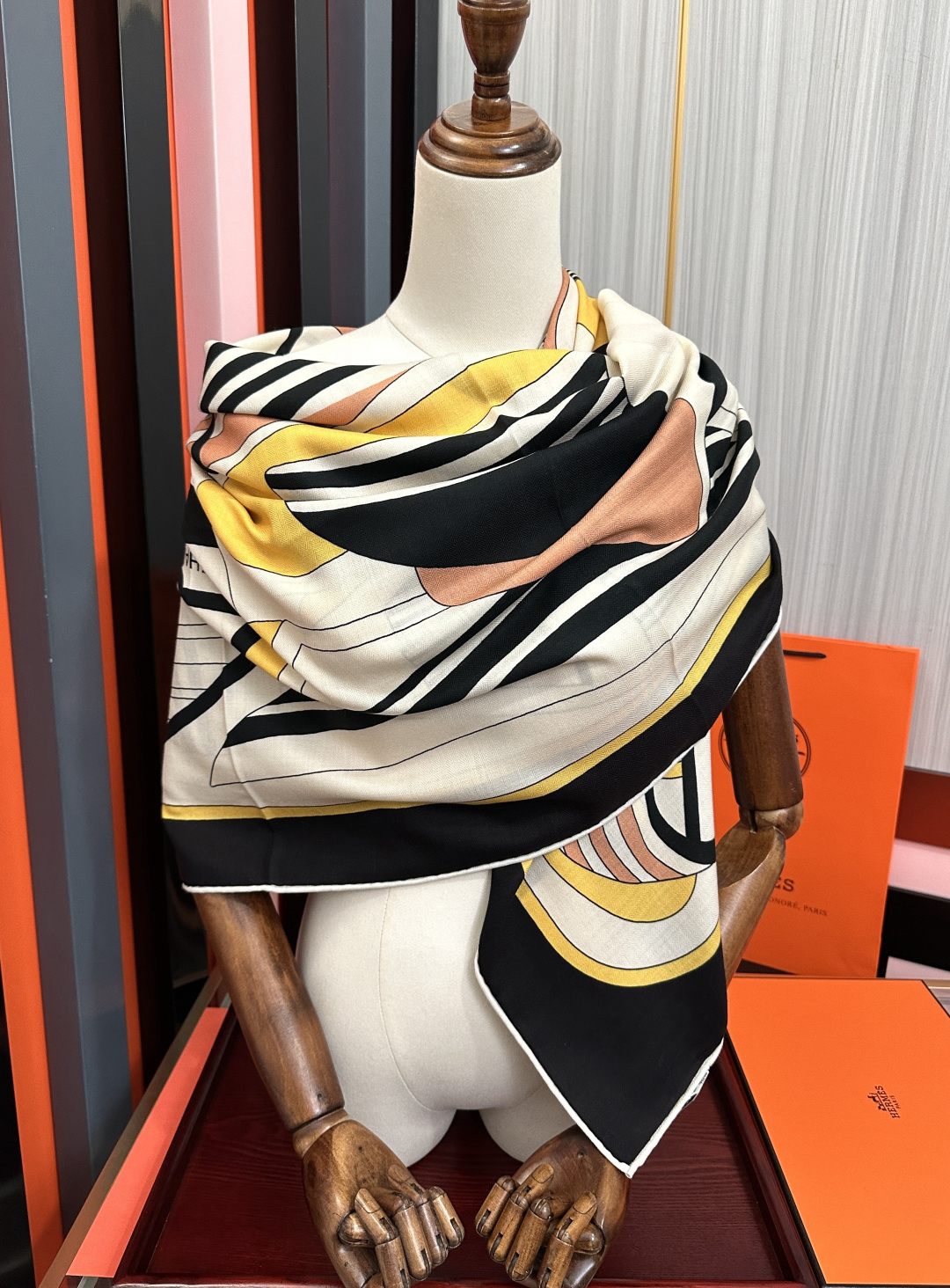 [TOP] HERMES Scarf 140X140cm - Black and Beige - 711 Luxury