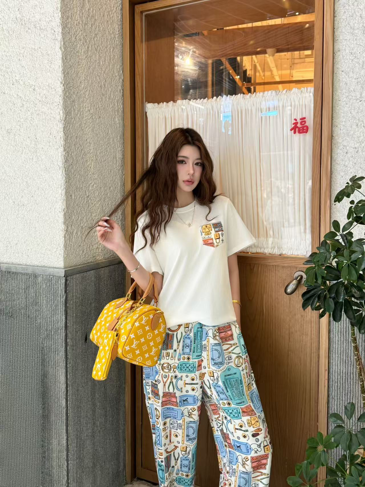 [TOP] Louis Vuitton LV Short-Sleeve T-Shirt + Print Pants - White