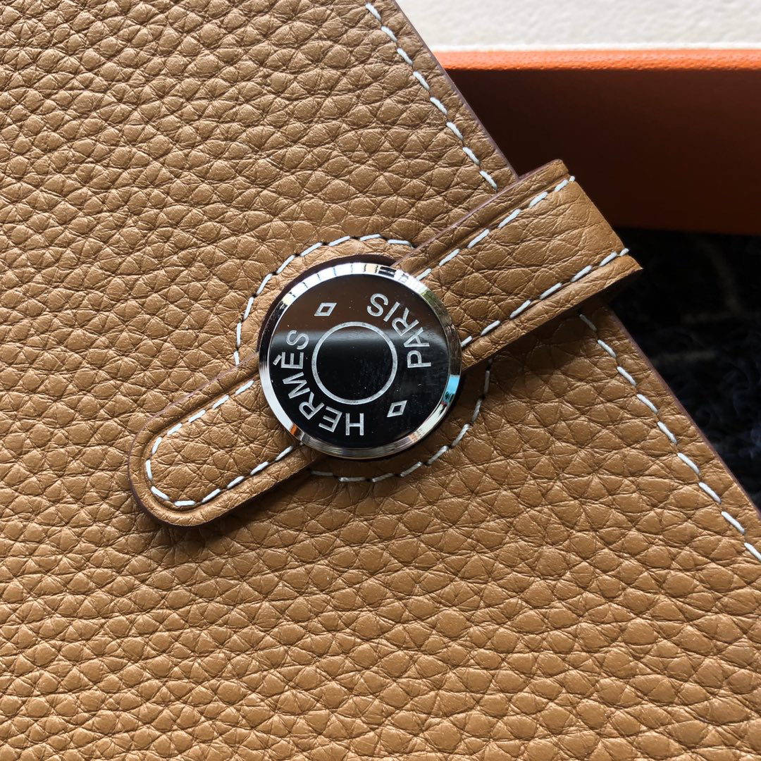 [TOP] HERMES Dogon Passport Holder 15cm - Gold