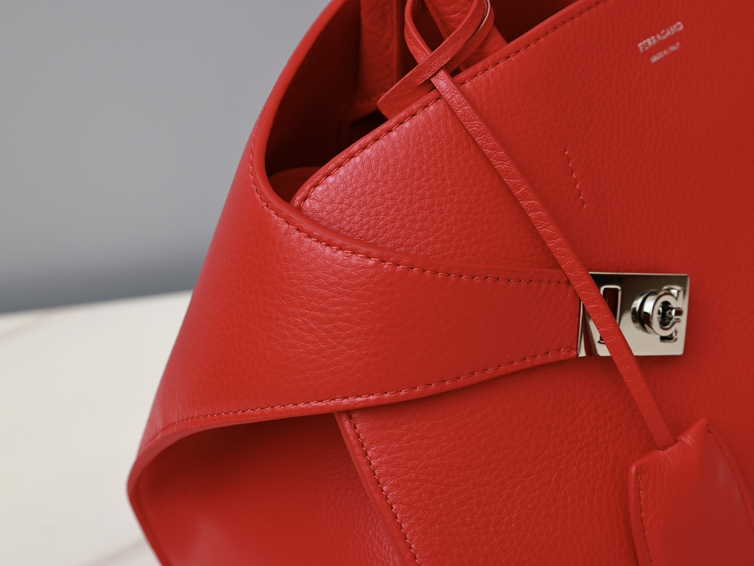 [TOP] Ferragamo Hug Bag Calfskin 31.5x19x22cm - Red - 711 Luxury