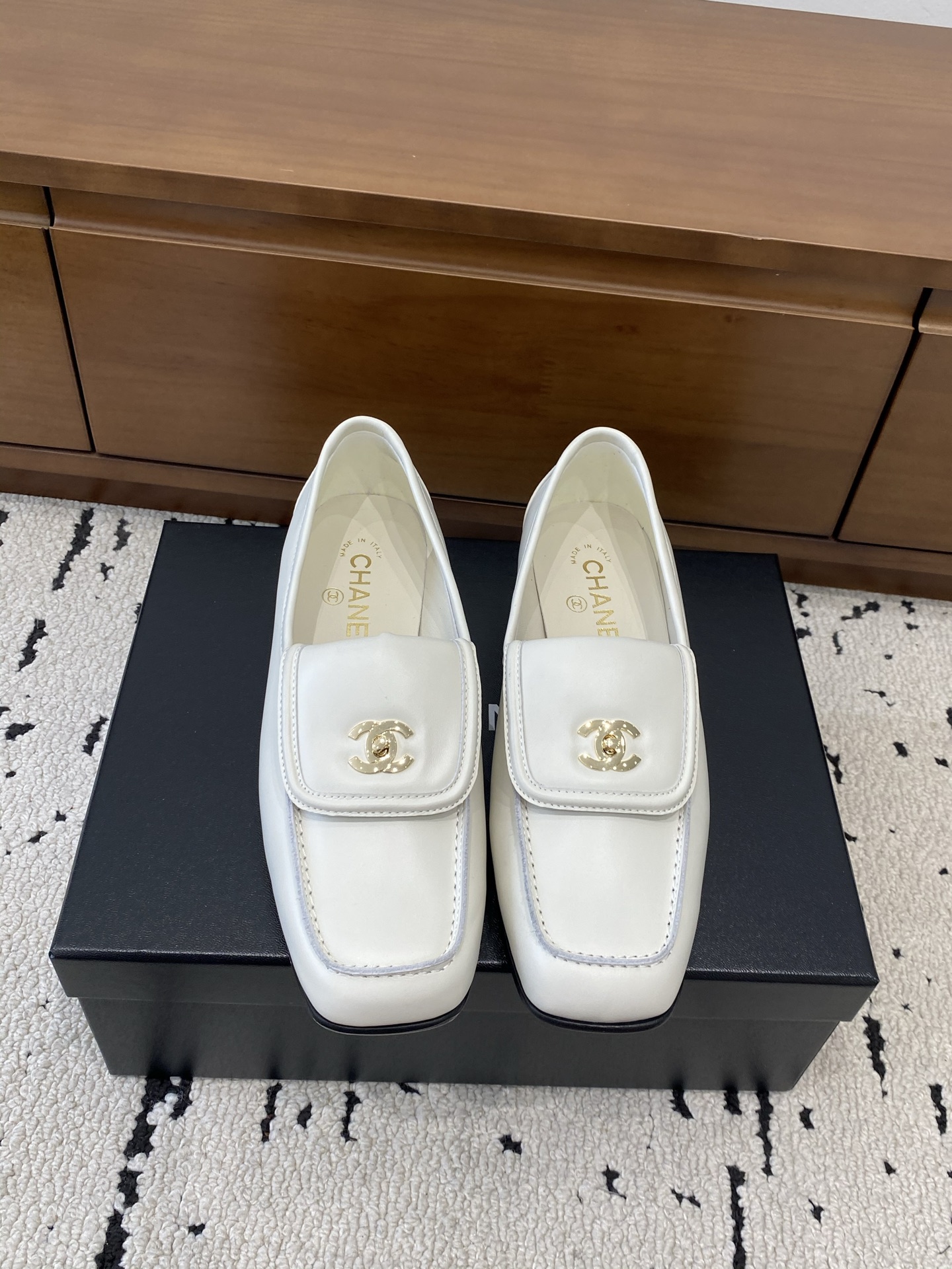 [TOP] CHANEL Square-toe Loafers - White - 711 Luxury