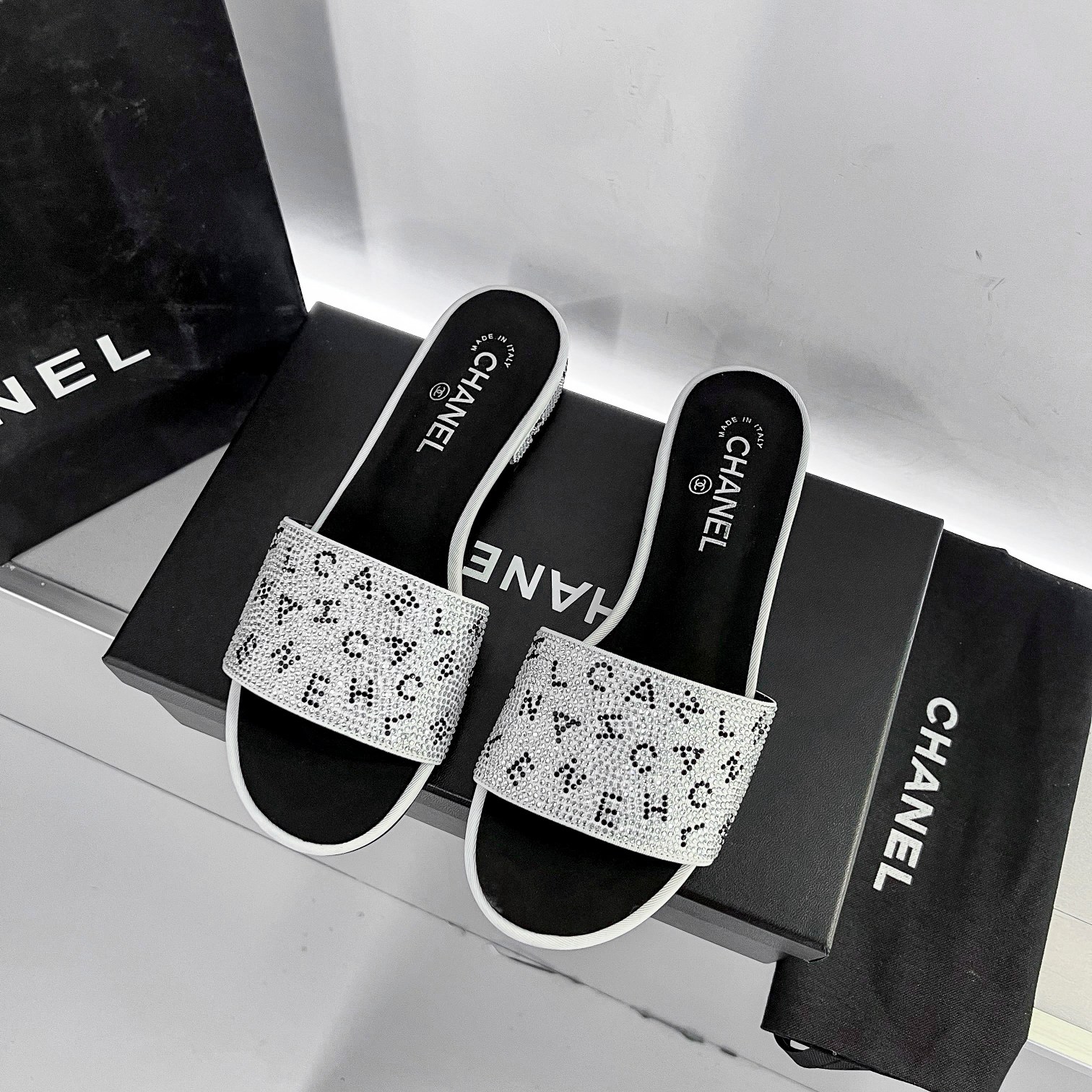 [TOP] CHANEL  Sandal - Black