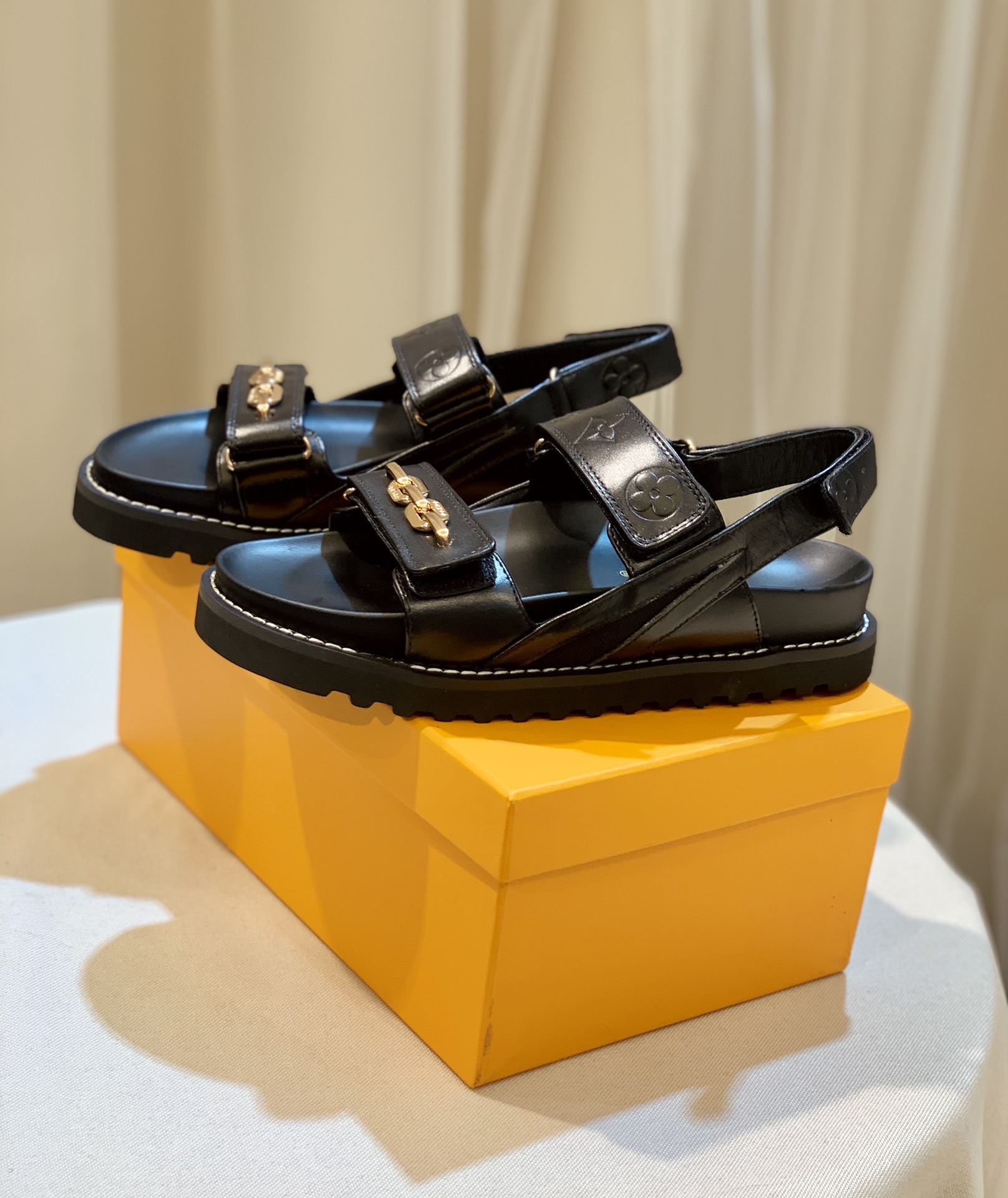 [TOP] Louis Vuitton LV Sandals - Black - 711 Luxury