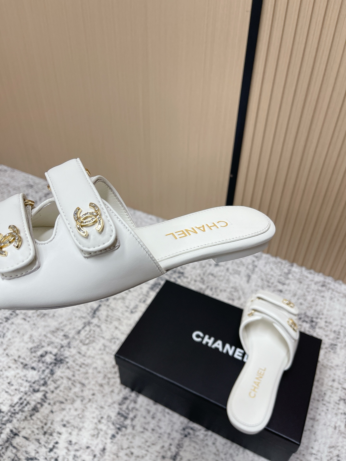 [TOP] CHANEL  Sandals - White