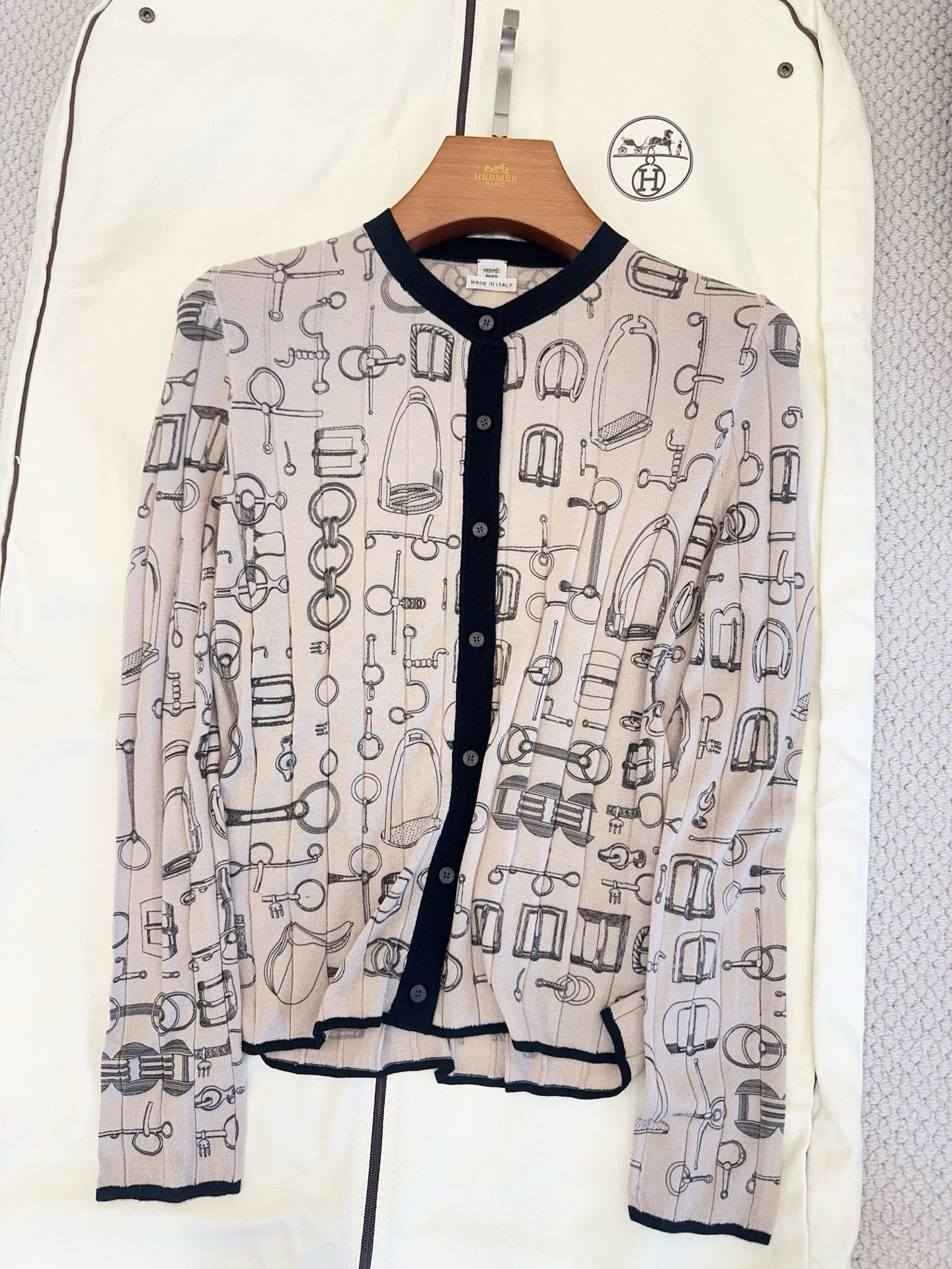 Designer Bag Hermès Cahier Du Colporteur Buttoned Cardigan #393211 View 2 | Nigo Office