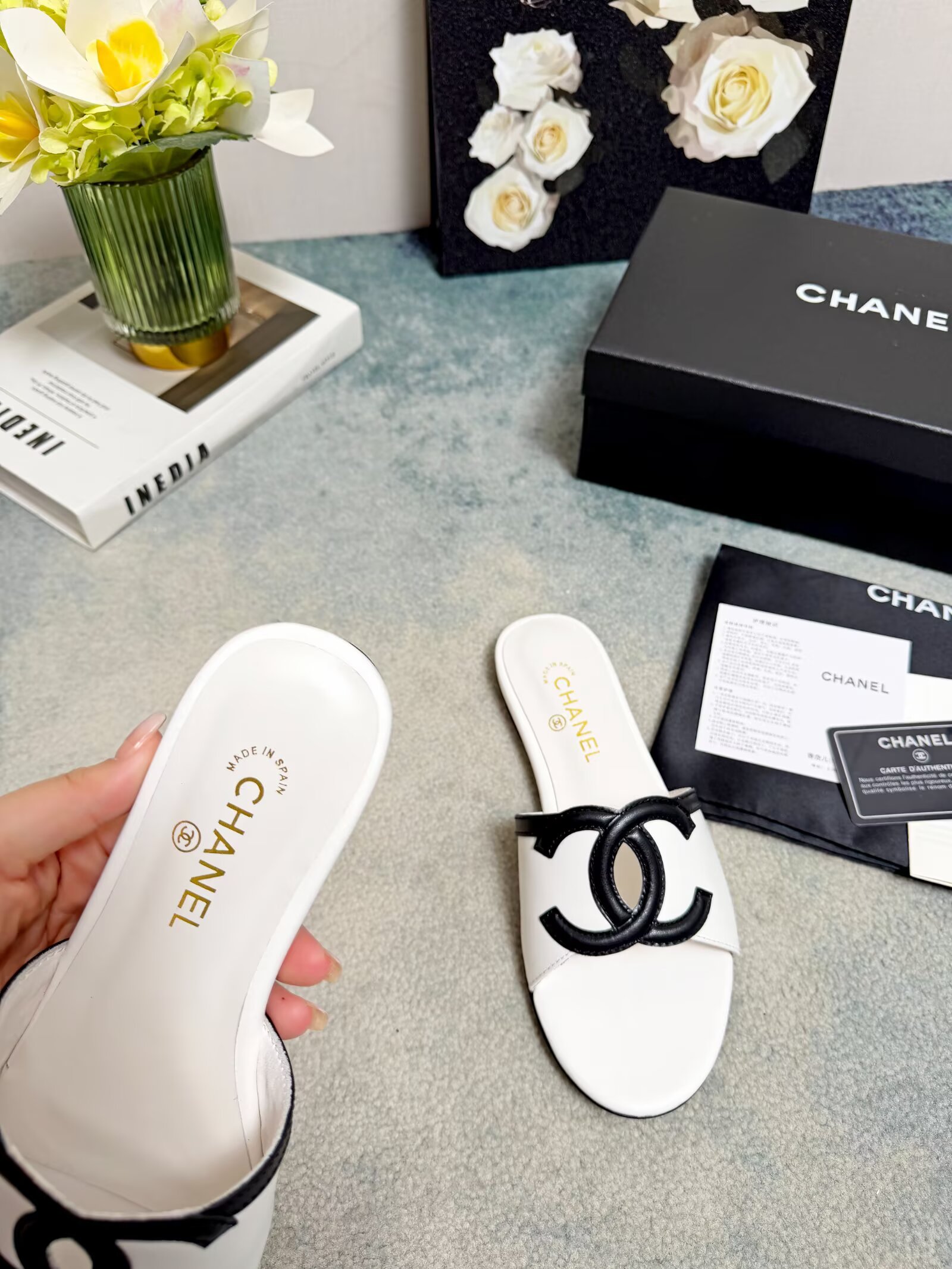 [TOP] CHANEL CC Slippers Cowhide - White - 711 Luxury