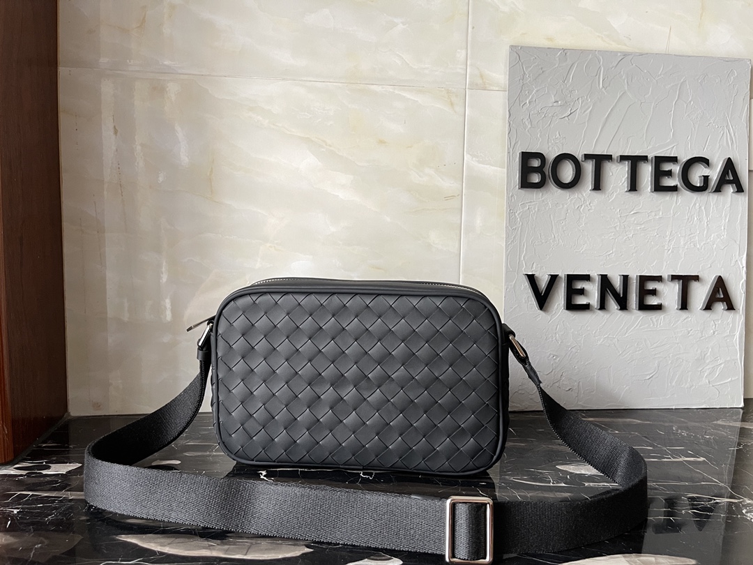 [TOP] Bottega Veneta BV Men's Cowhide Shoulder Bag 21x13x6cm - Black - 711 Luxury