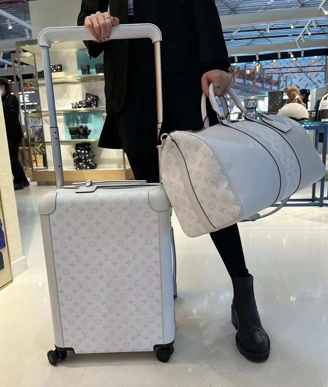 [TOP] Louis Vuitton LV Rolling Luggage Horizon 38.0 x 55.0 x 21.0 cm - White - 711 Luxury