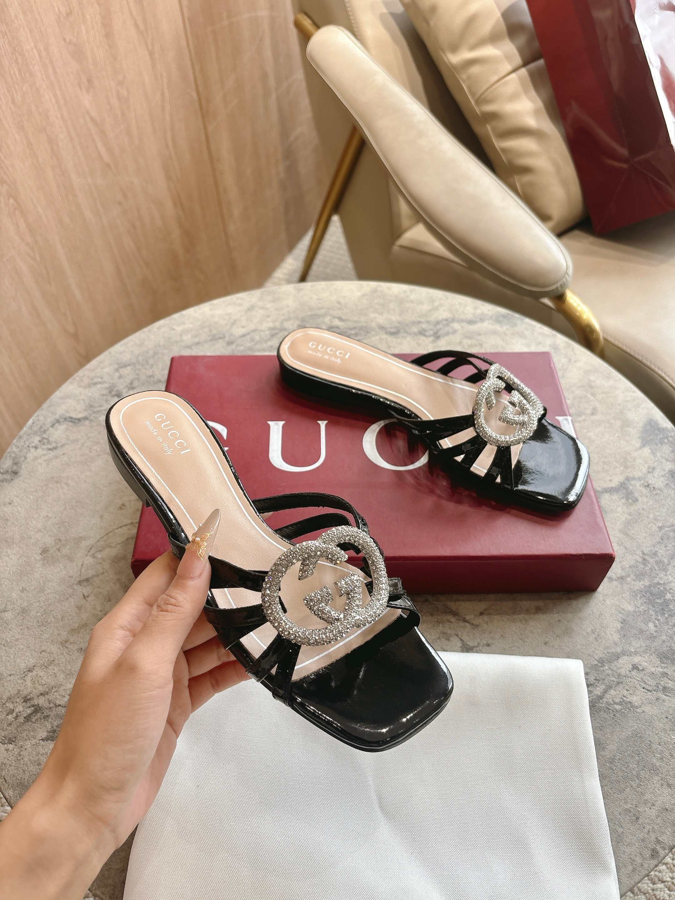 [TOP] GUCCI Flat-soled slippers - Black - 711 Luxury