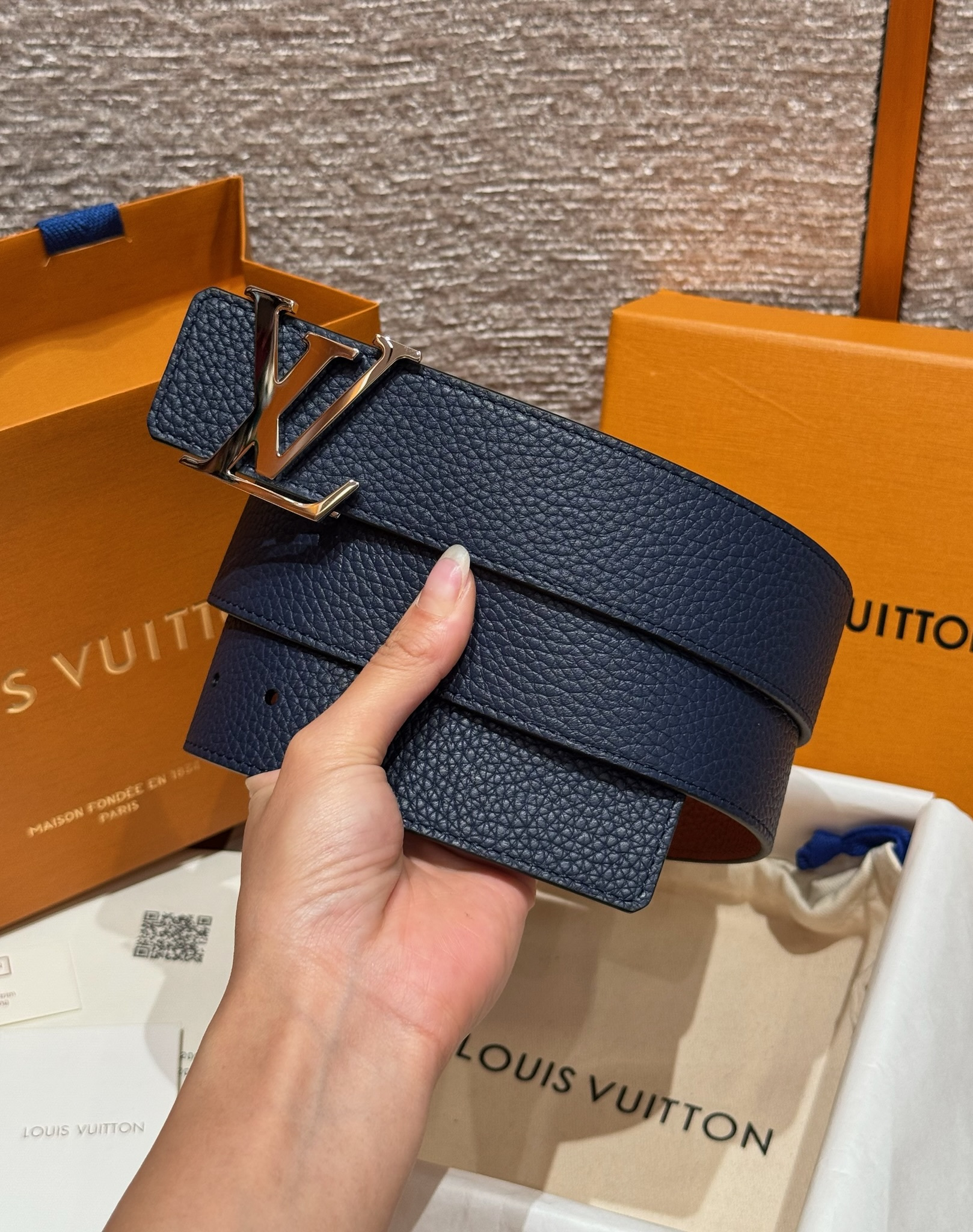 Louis Vuitton Men's Solid Color Design Metal Logo Label Calfskin Leather 40 mm Belt