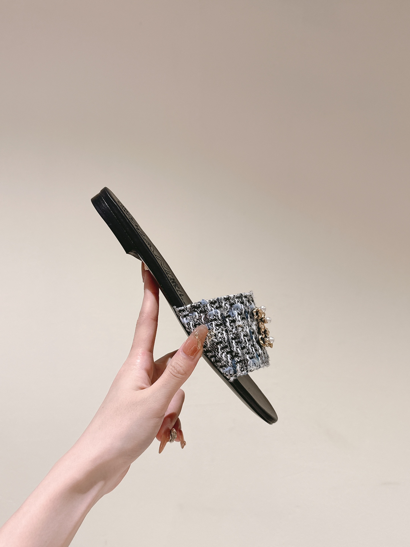 [TOP] CHANEL Flat Sandals - Black