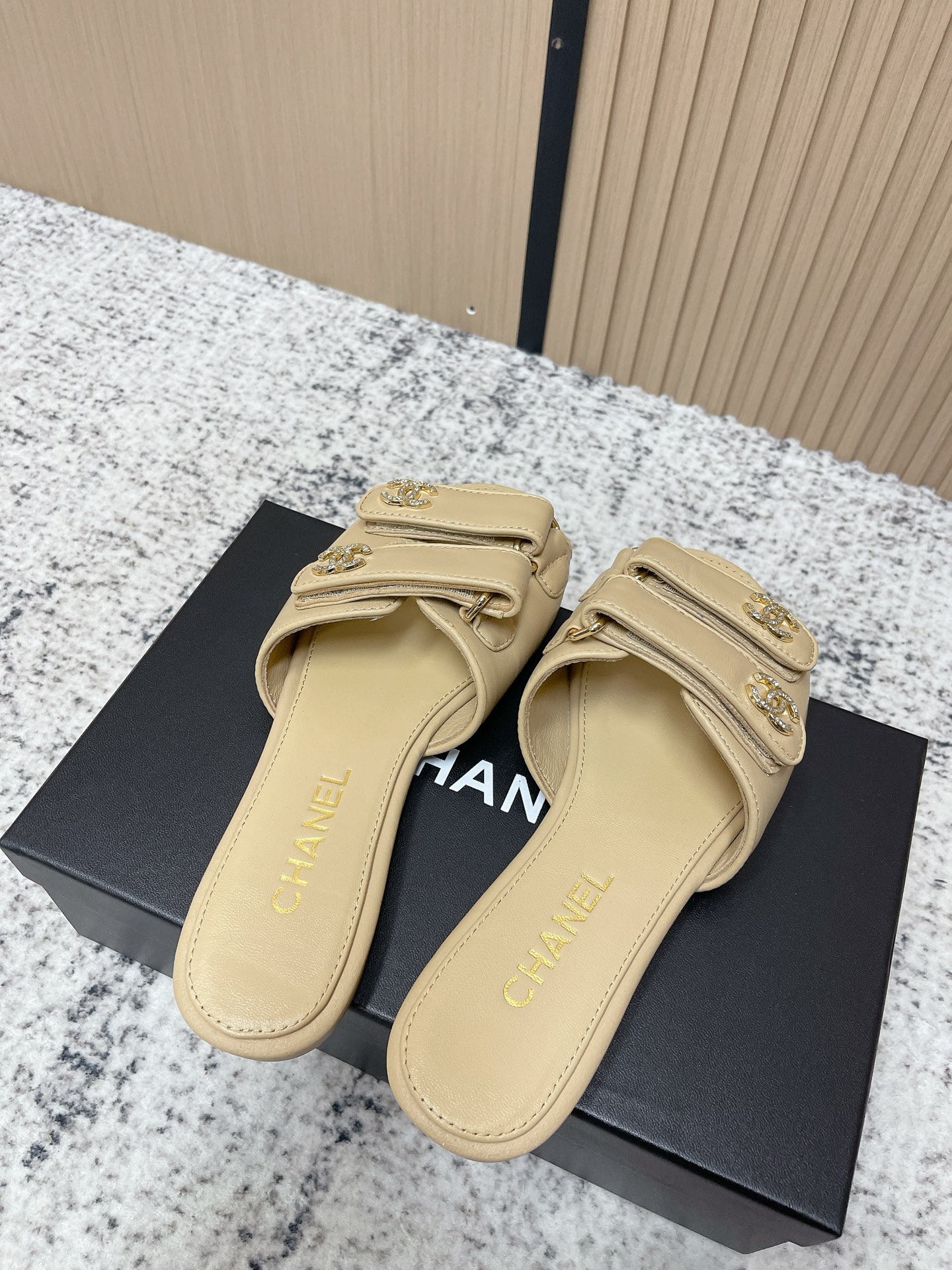 [TOP] CHANEL  Sandals - Khaki