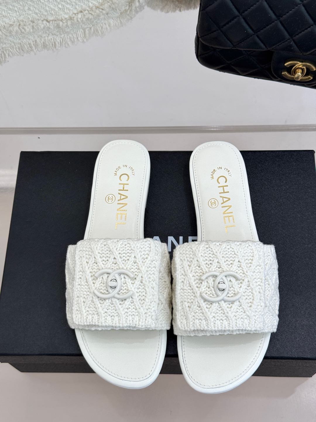 [TOP] CHANEL Flat Sandals - White