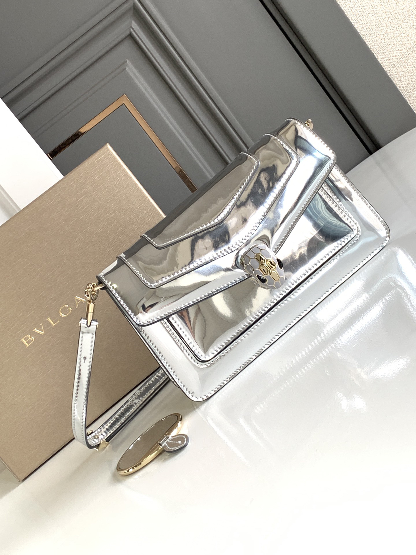 [TOP] BVLGARI Serpenti Forever Eeat-Weat Shoulder Bag Calfskin 22x15x4.5cm - Silver