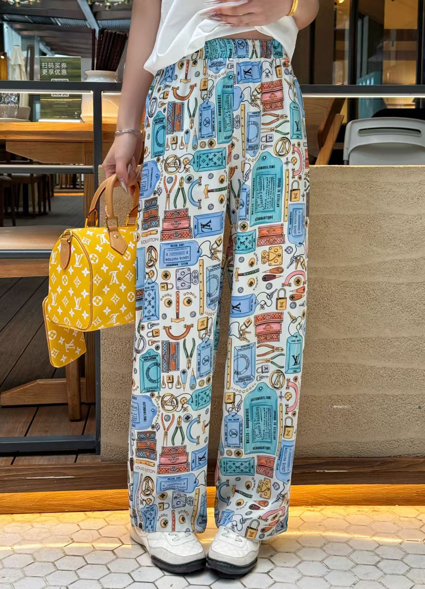 [TOP] Louis Vuitton LV Short-Sleeve T-Shirt + Print Pants - White