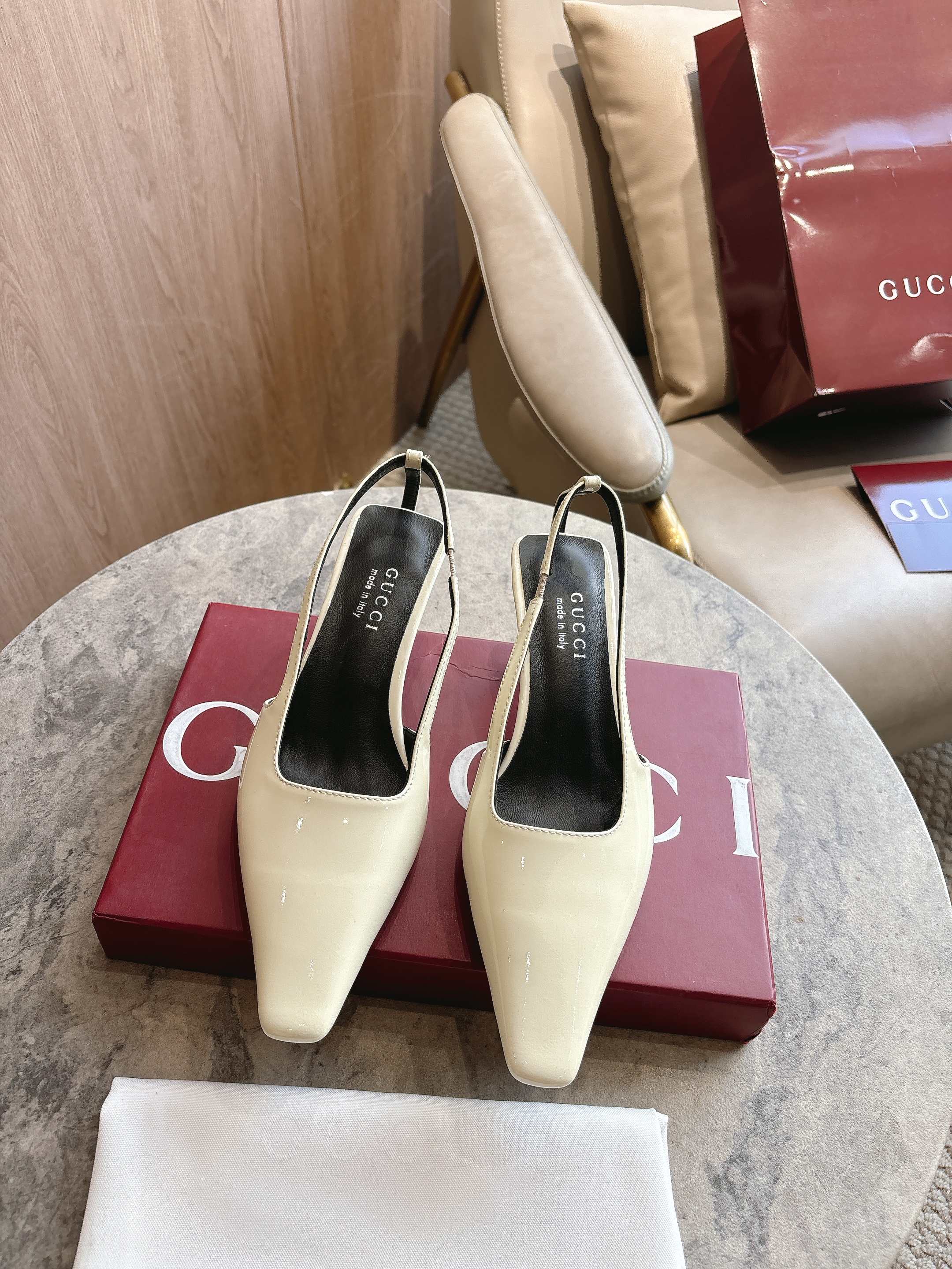 [TOP] GUCCI Shoes - White - 711 Luxury