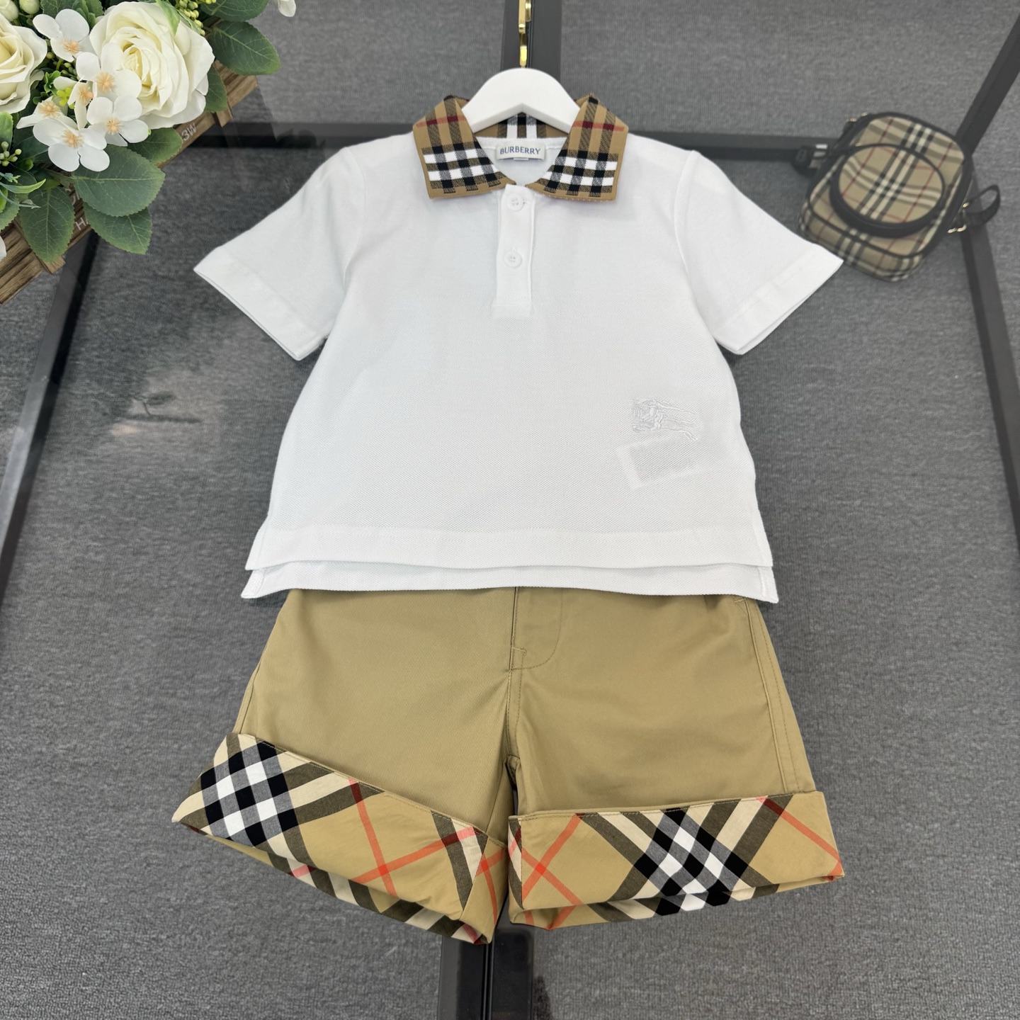 Burberry Unisex Kids White Vintage Plaid Collar Polo Shirt & Khaki Cuffed Plaid Shorts Two Piece Set Boys Girls Sizes 100-160