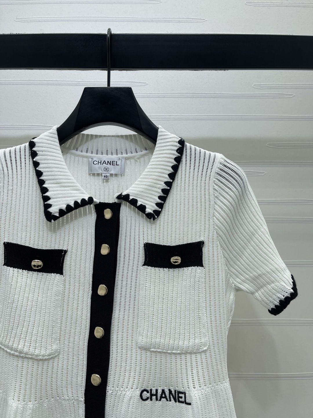 [TOP] CHANEL Color-blocked Collared Knit Short-sleeved Shirt - White - 711 Luxury