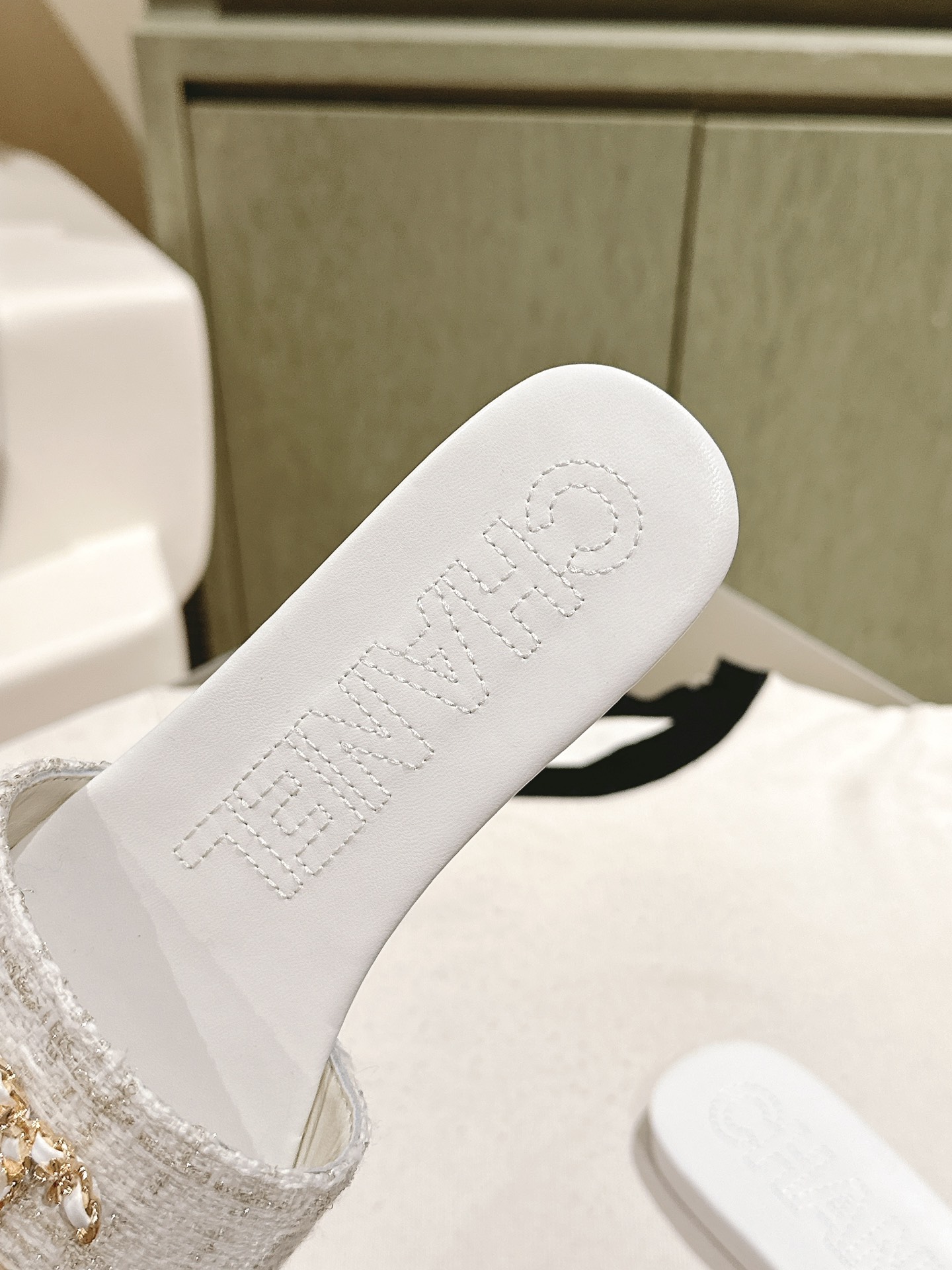 [TOP] CHANEL Flat Sandals - White