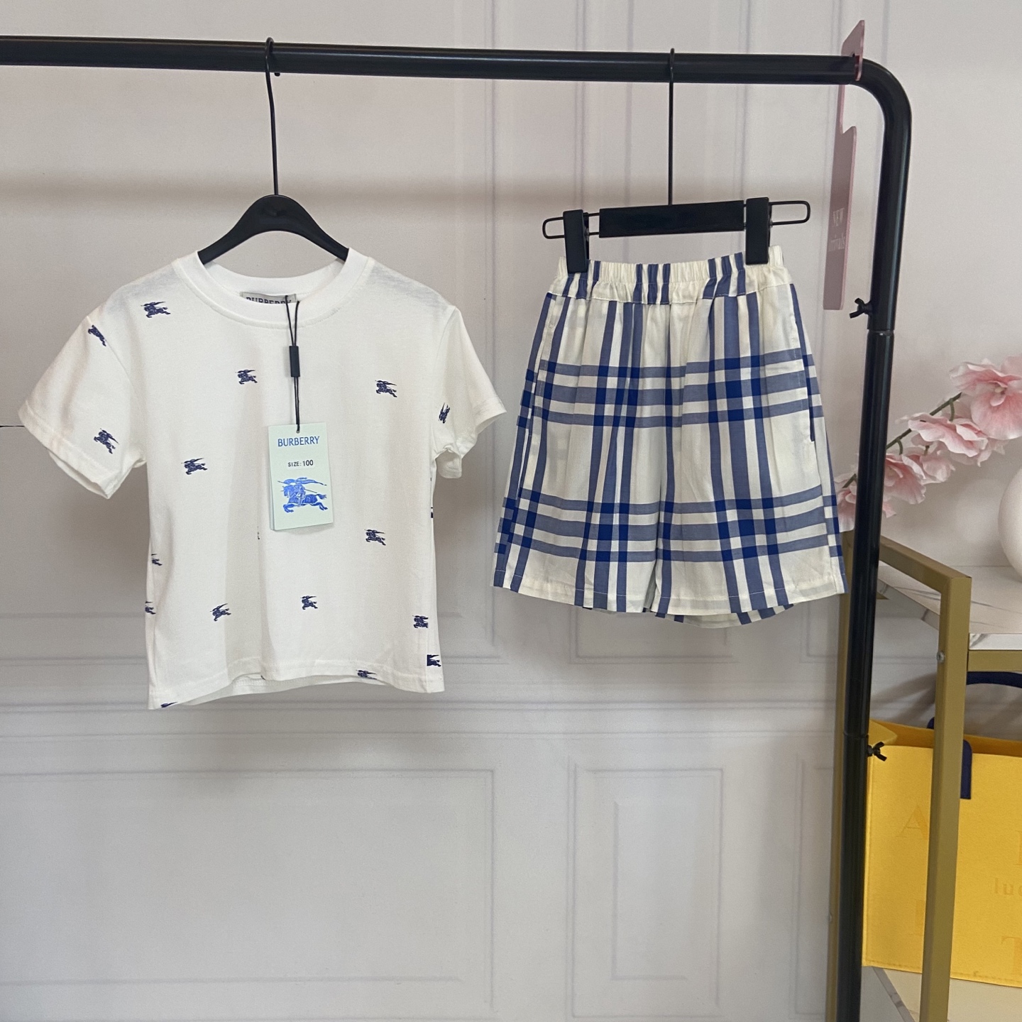 Burberry Unisex Kids White All Over Knight Print Short Sleeve T Shirt & Blue Vintage Check Shorts Two Piece Set Boys Girls Sizes 90-150